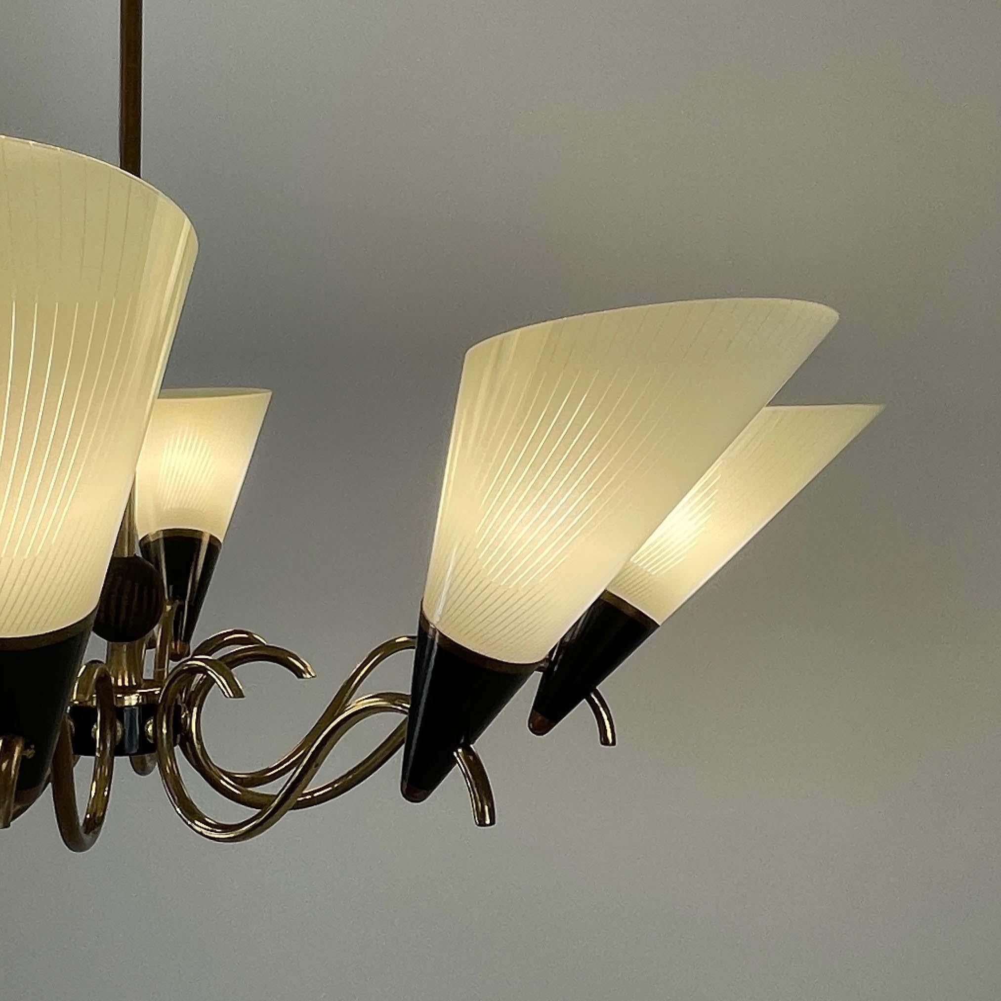 Lustre scandinave à 8 lumières en verre opalin et laiton, Finlande, années 1950 en vente 2