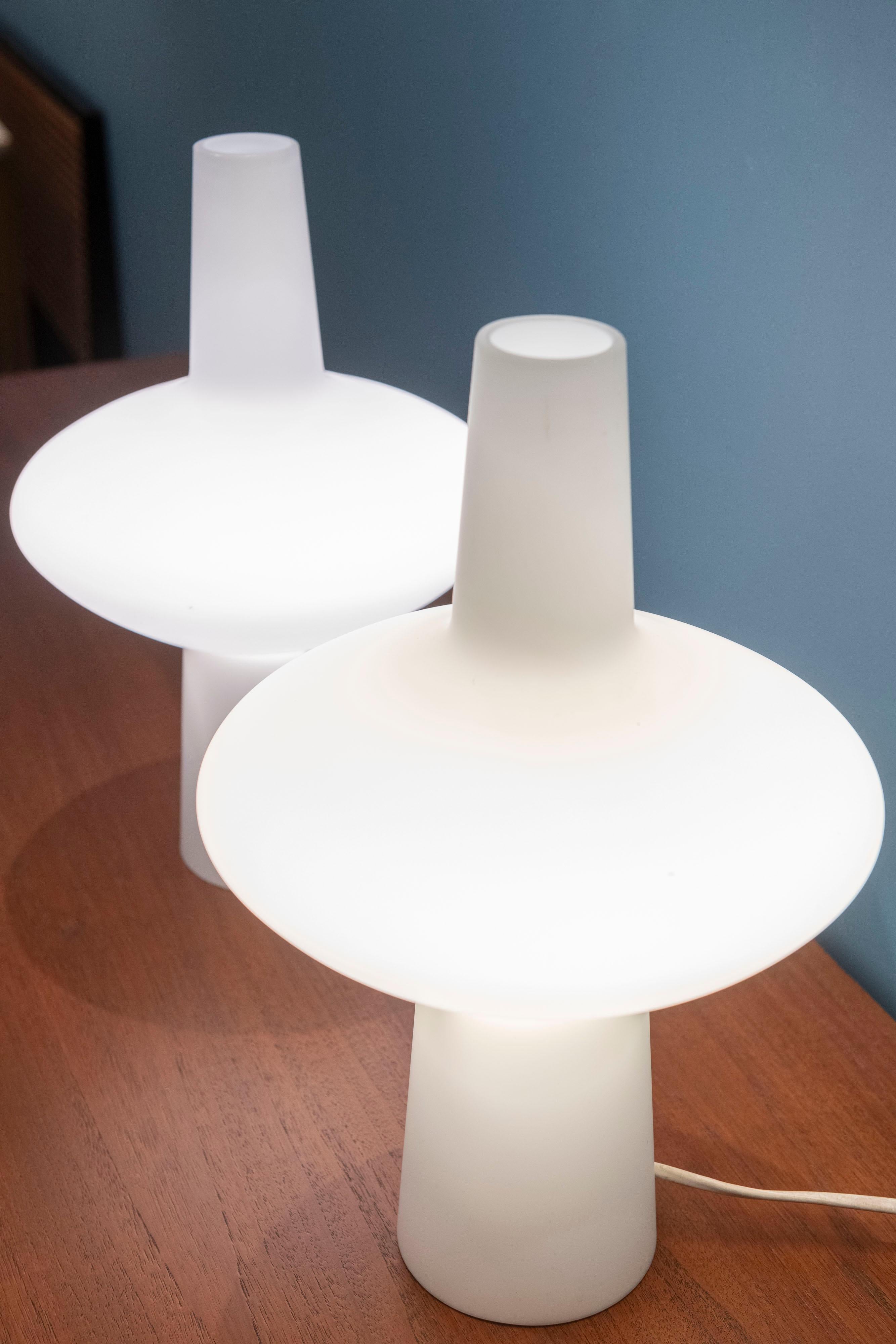Scandinave moderne Lampes de table scandinaves en verre opaque en vente
