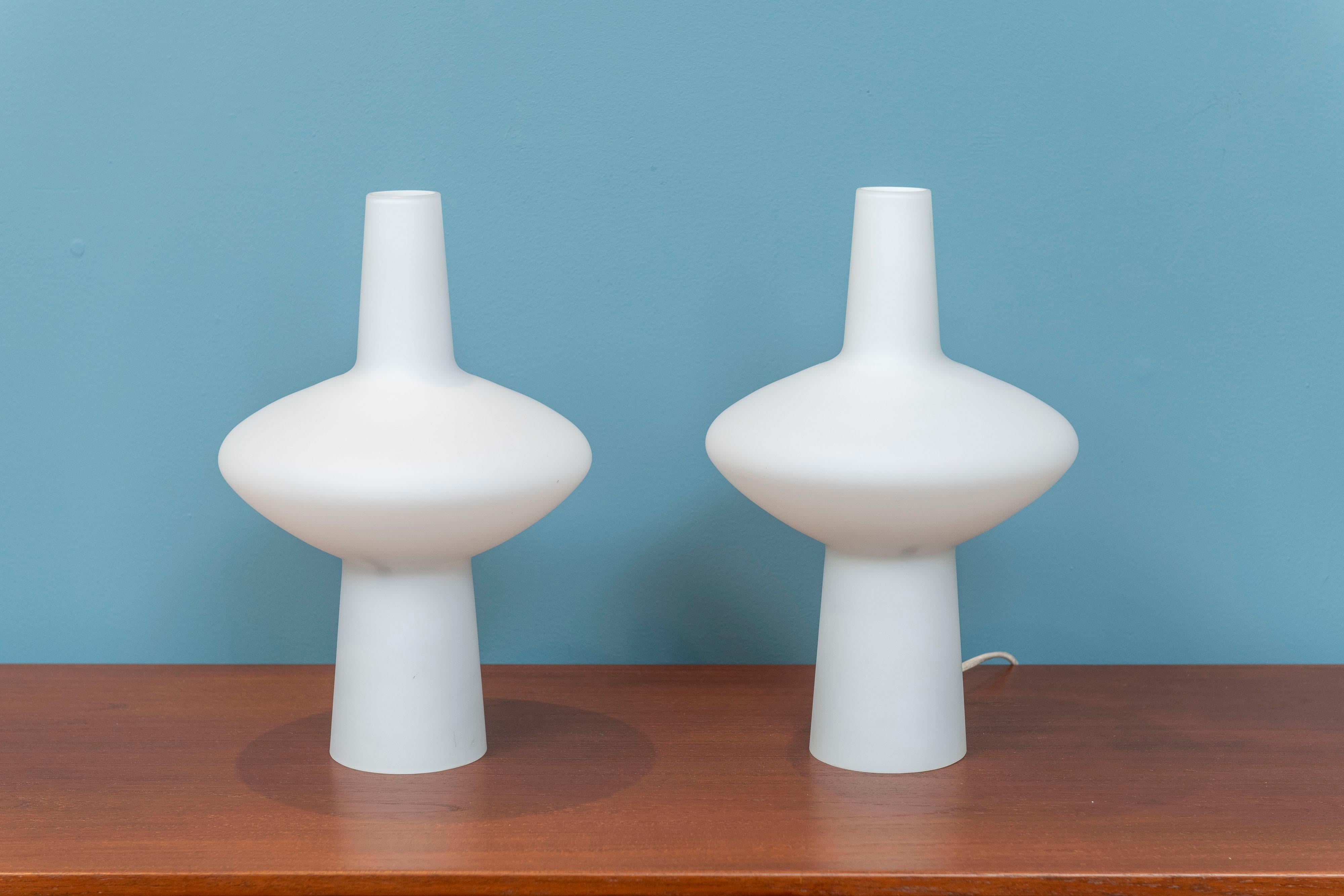 Suédois Lampes de table scandinaves en verre opaque en vente