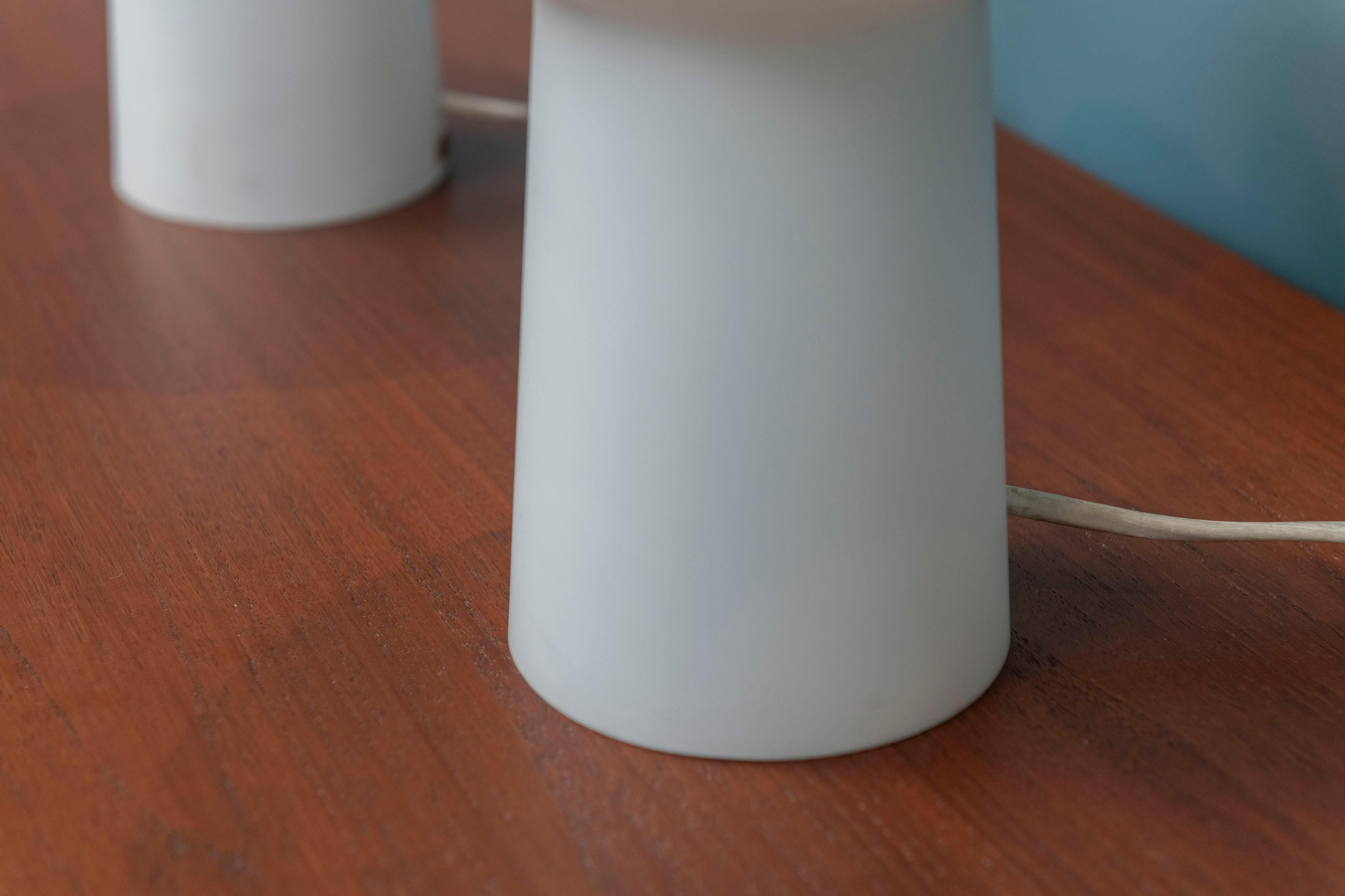 Milieu du XXe siècle Lampes de table scandinaves en verre opaque en vente