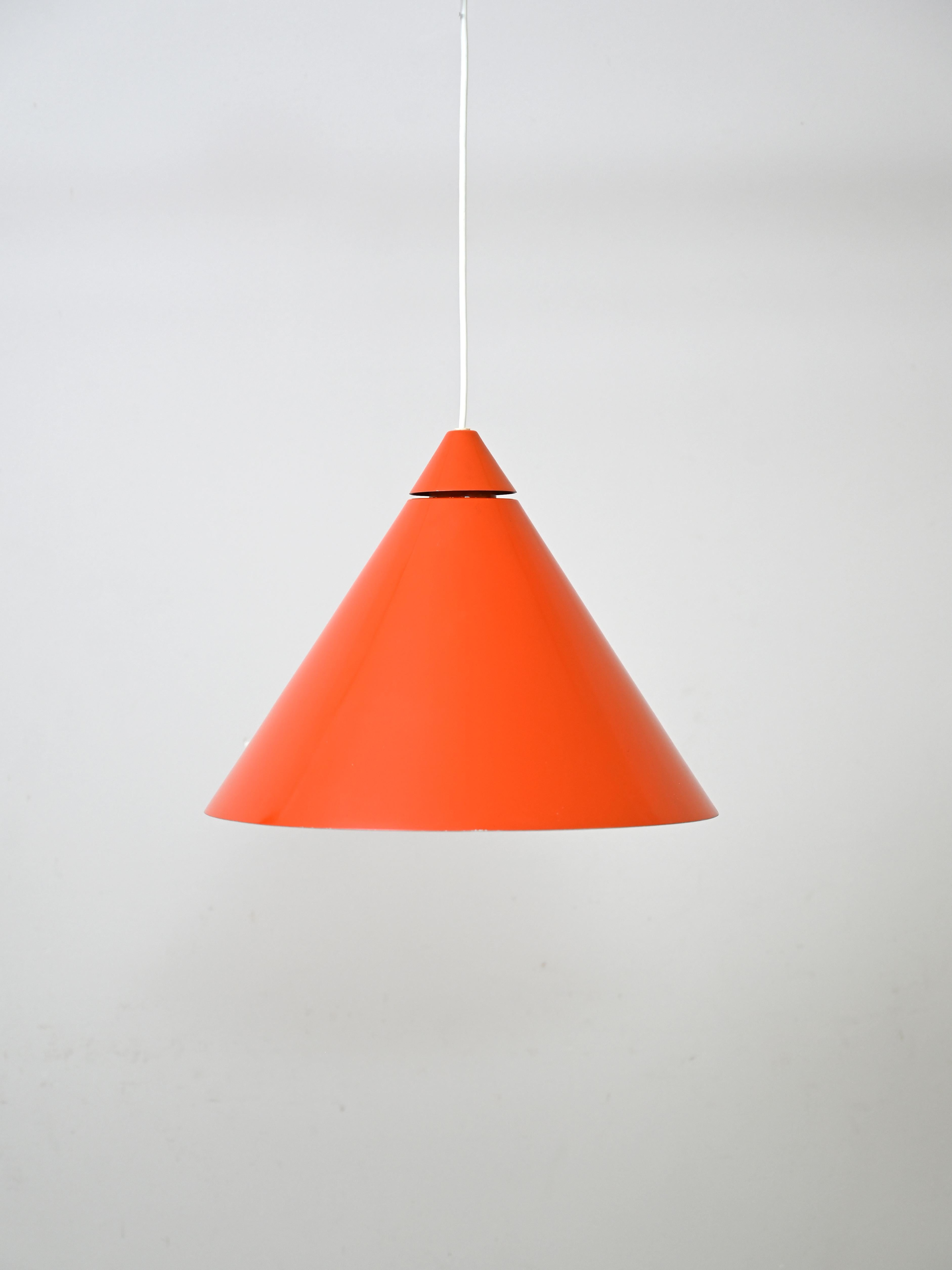 1960s Pendant lamp made of orange-colored metal.
This lamp is characterized by its upturned cone shape whose tip remains slightly
distanced from the rest of the structure.

Good vintage condition. It may show signs of time. The electrical system