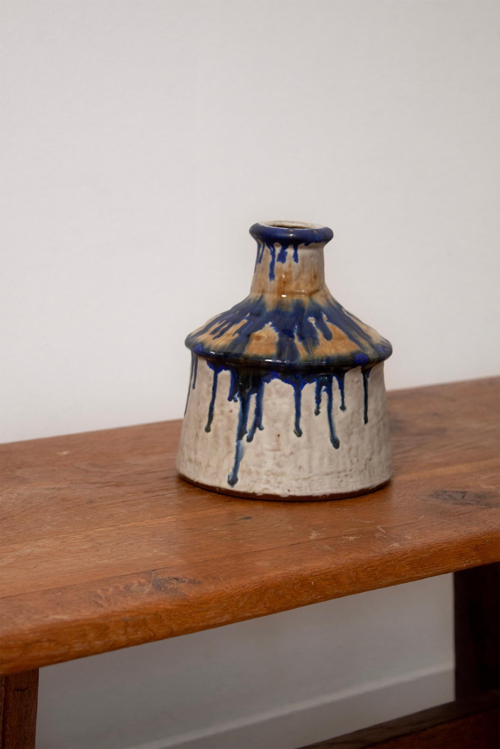 Scandinavo moderno Vaso scandinavo in ceramica organica realizzato con smalti blu e bianchi a goccia in vendita