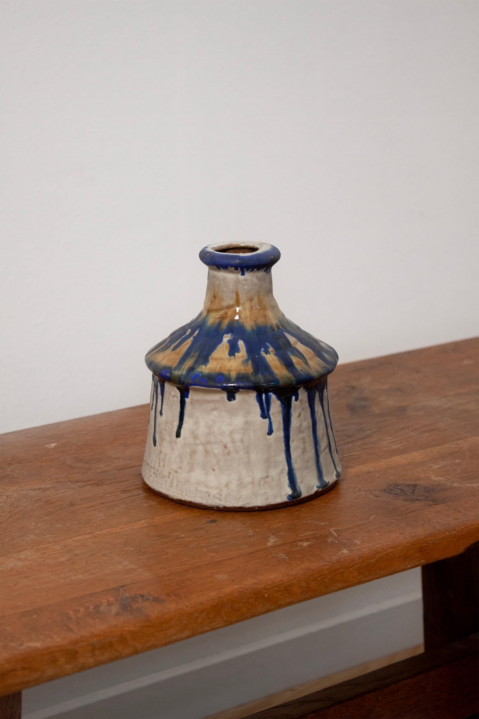 Scandinavo Vaso scandinavo in ceramica organica realizzato con smalti blu e bianchi a goccia in vendita