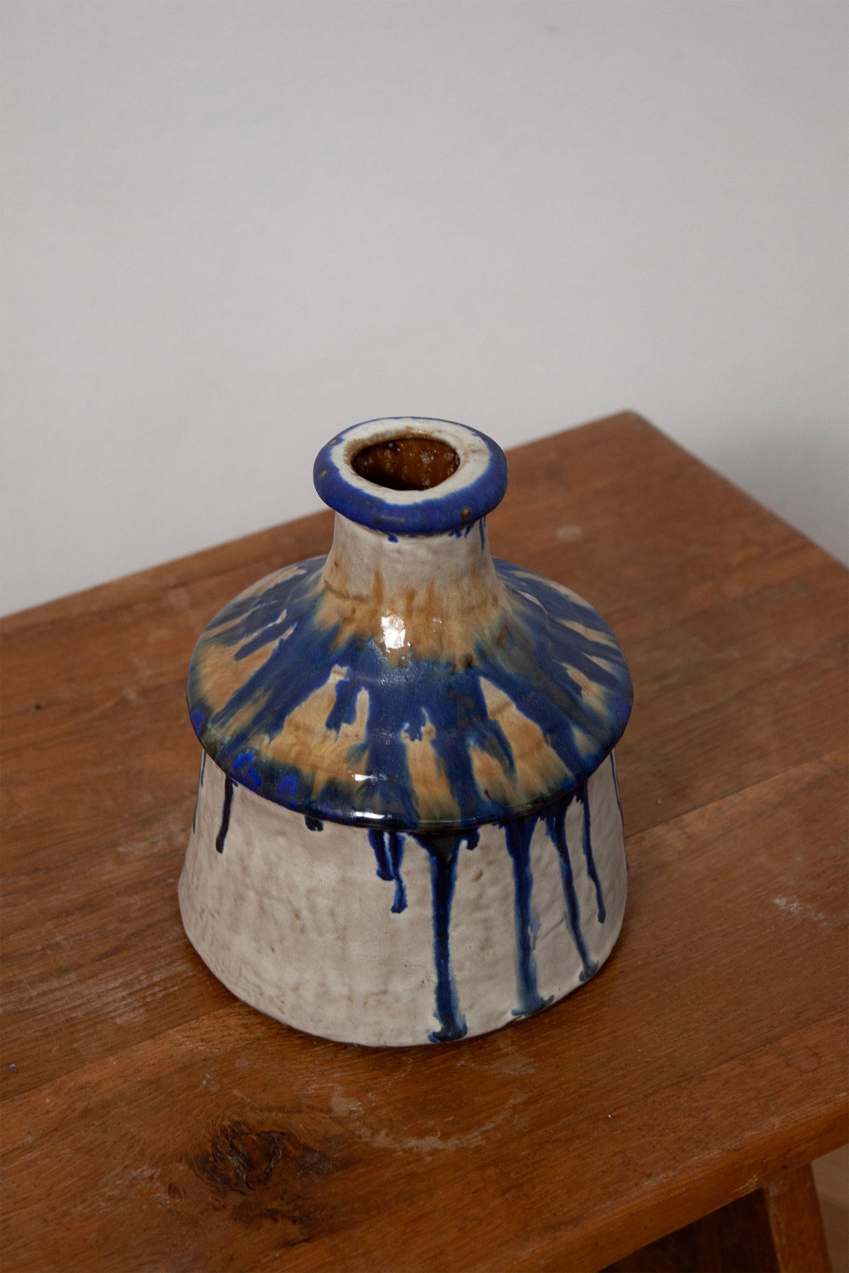 Fatto a mano Vaso scandinavo in ceramica organica realizzato con smalti blu e bianchi a goccia in vendita