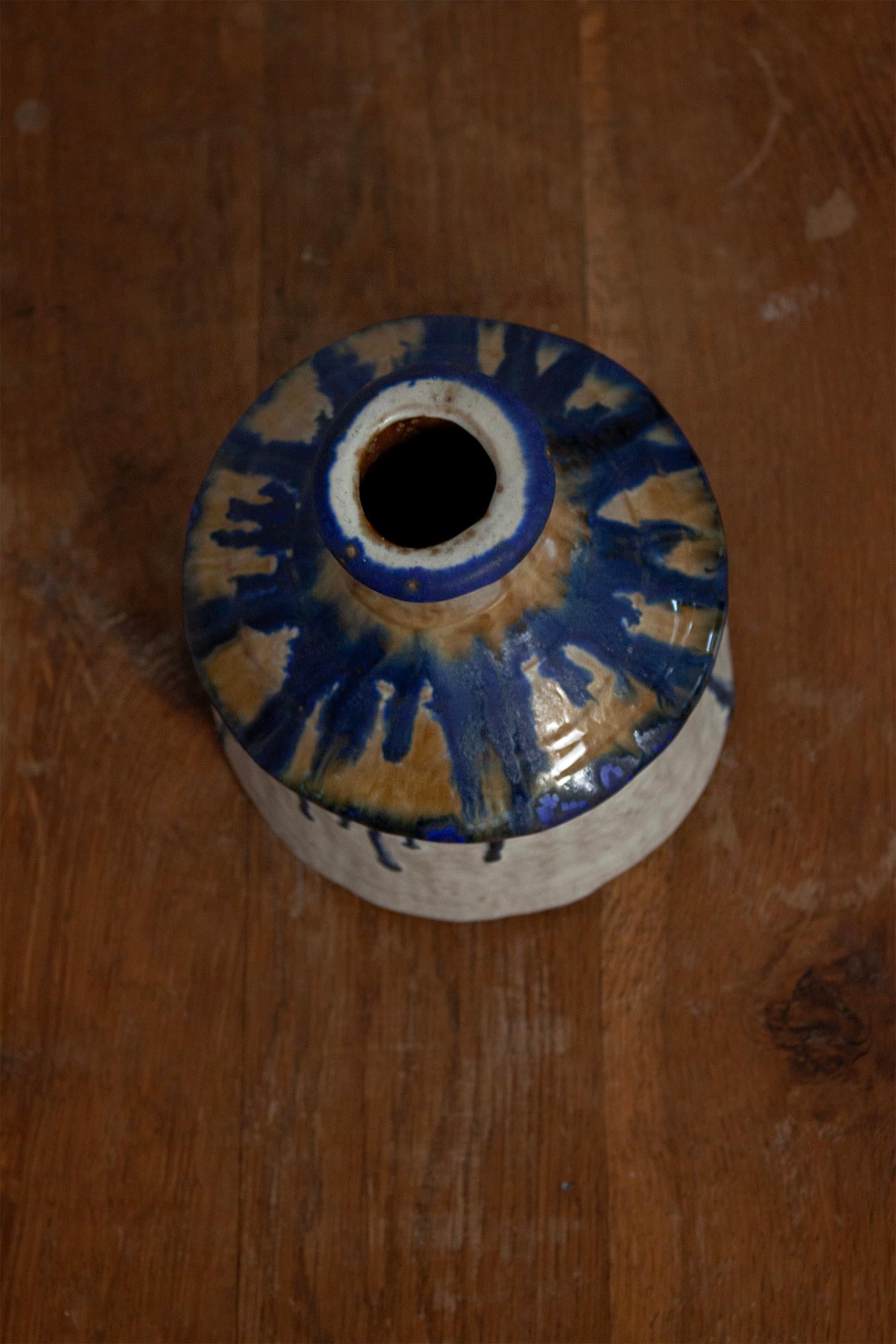 Vaso scandinavo in ceramica organica realizzato con smalti blu e bianchi a goccia In condizioni buone in vendita a Rümmingen, BW