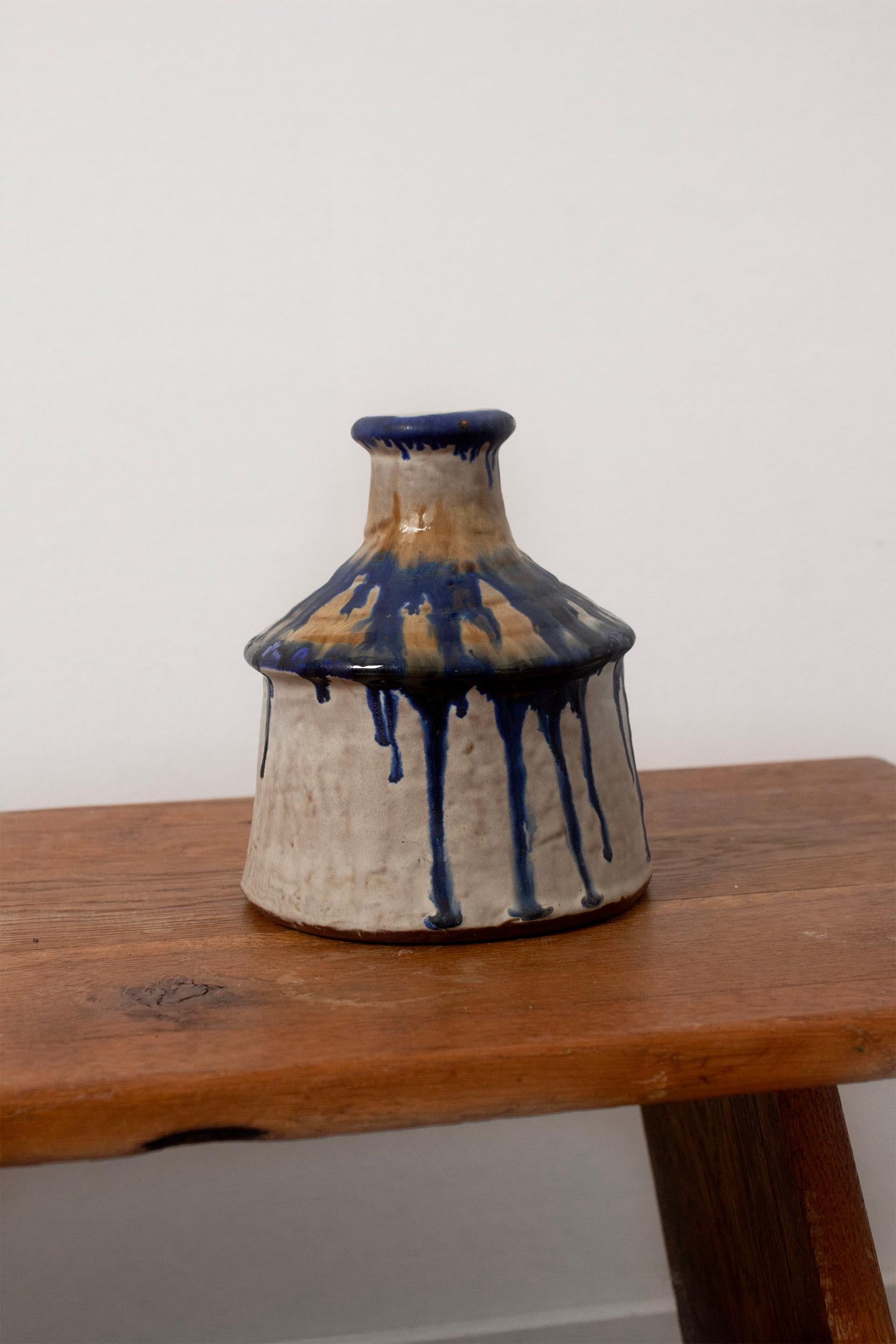 XX secolo Vaso scandinavo in ceramica organica realizzato con smalti blu e bianchi a goccia in vendita