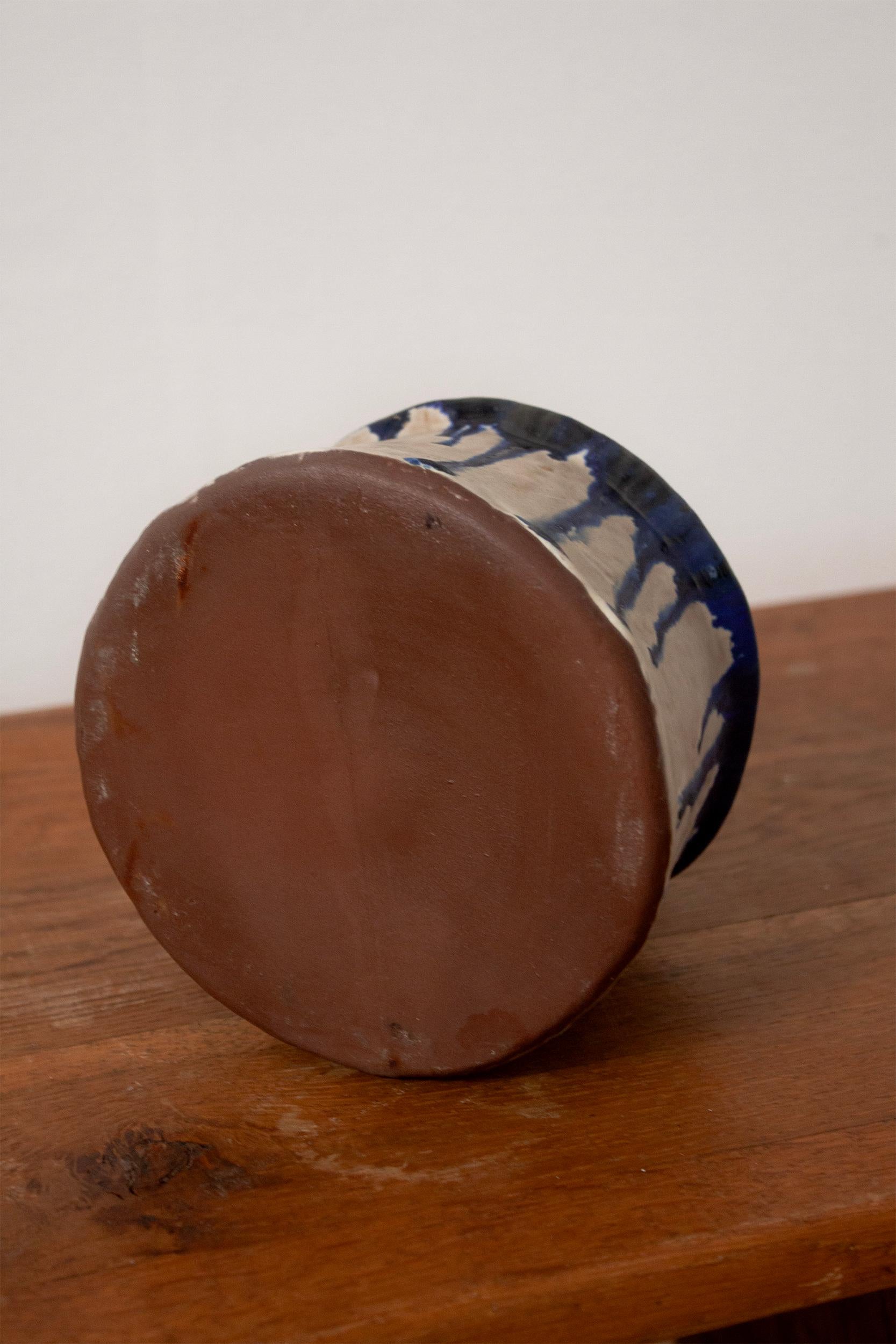 Vaso scandinavo in ceramica organica realizzato con smalti blu e bianchi a goccia in vendita 1