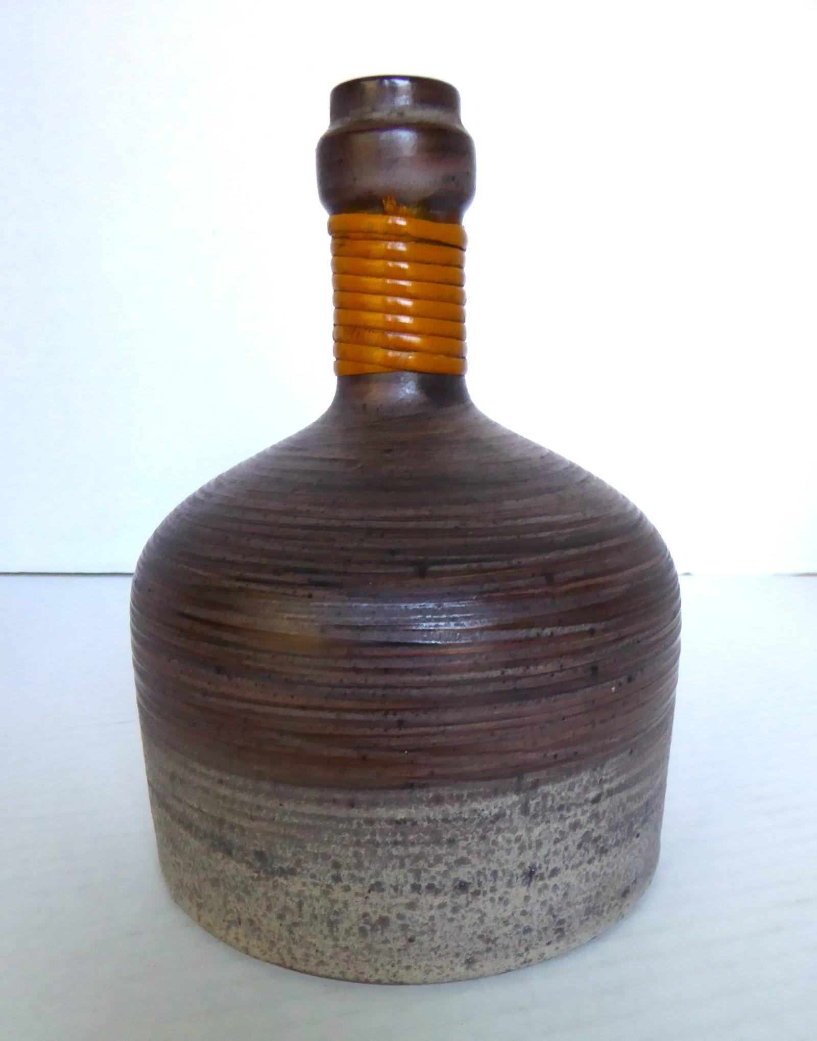 Vase en poterie moderne organique scandinave Thomas Hellström Nittsjo Suède années 1970 Bon état - En vente à Miami, FL
