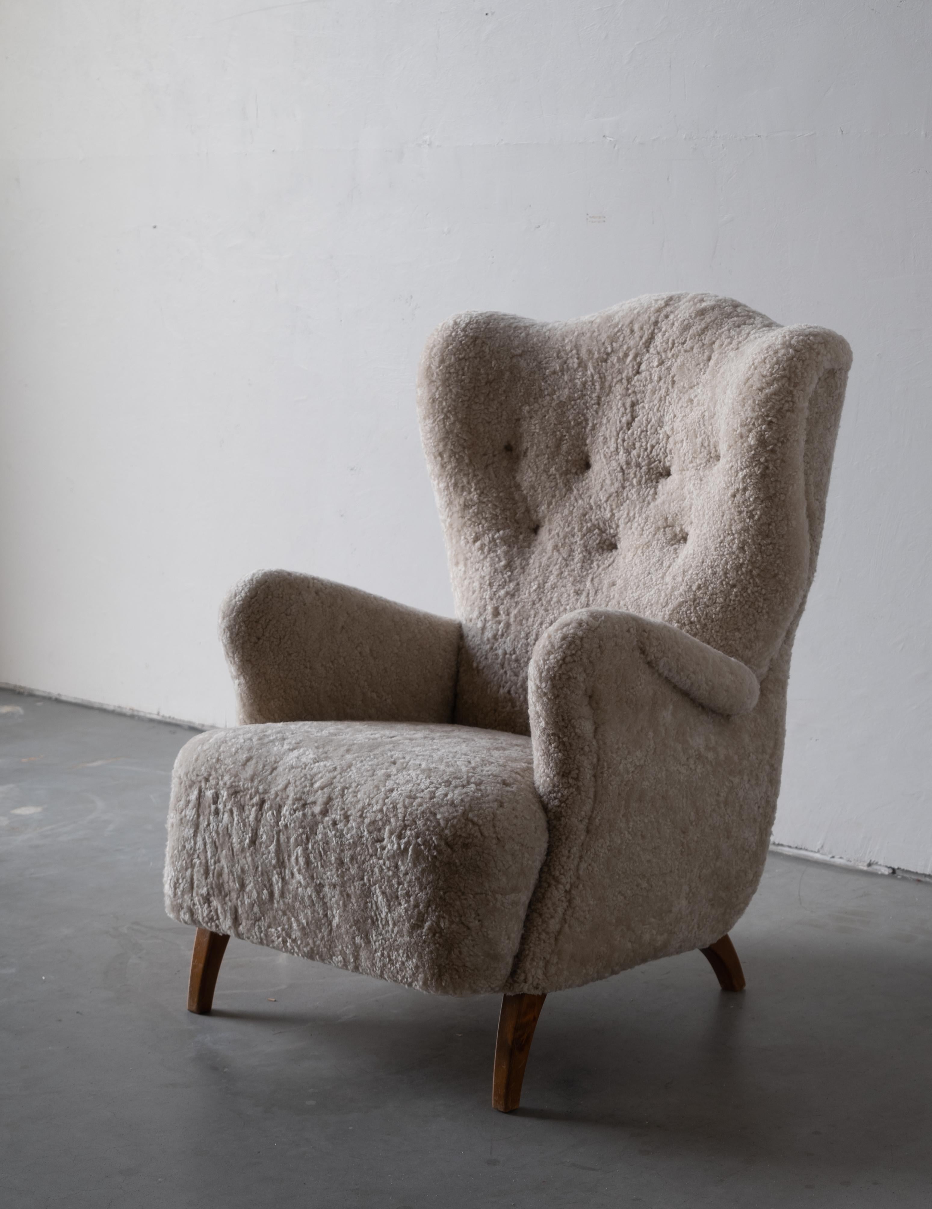 Scandinavian Organic Modernist Lounge Chair, Beige Sheepskin, Oak, 1940s In Good Condition In High Point, NC