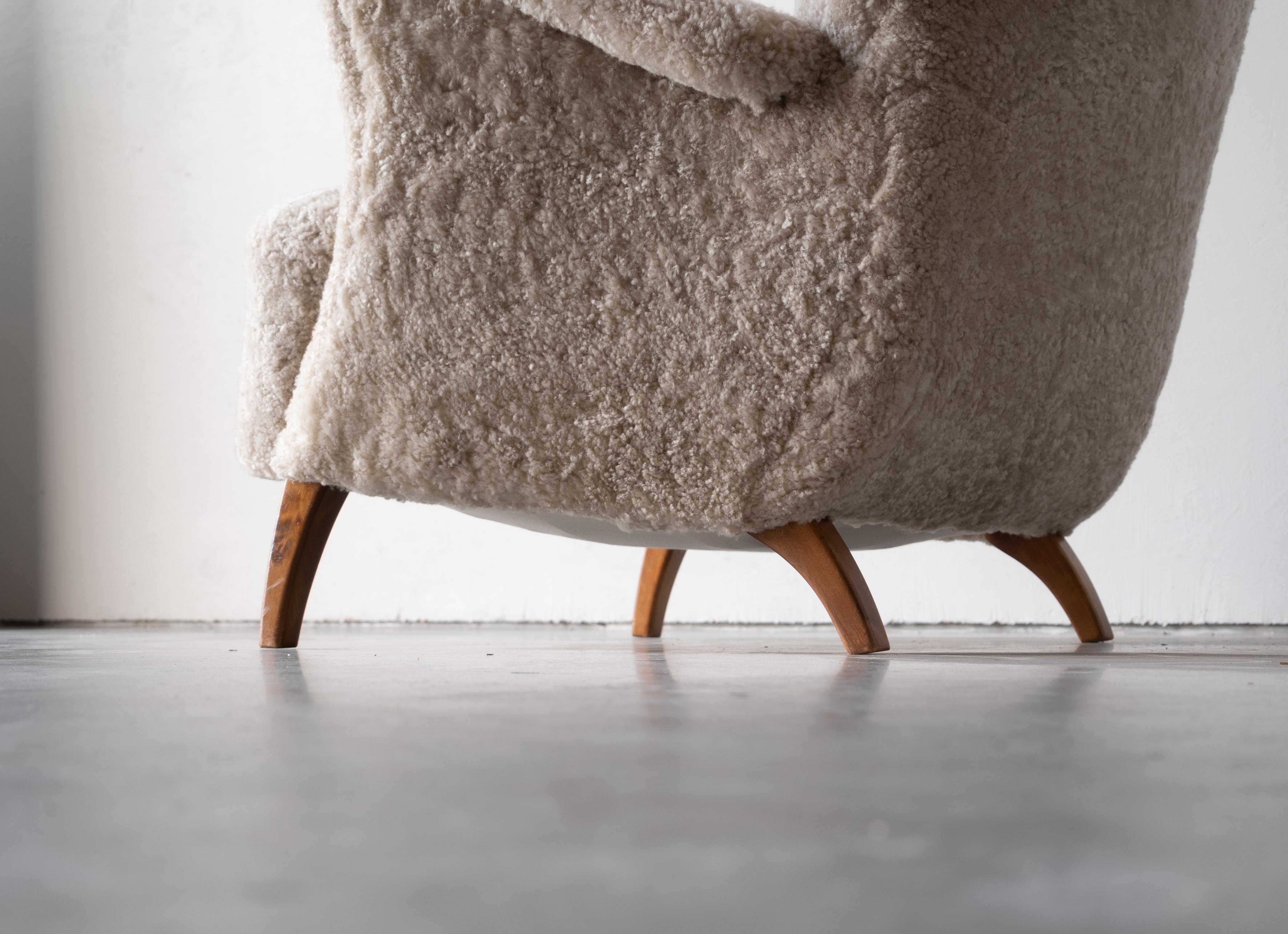 Scandinavian Organic Modernist Lounge Chair, Beige Sheepskin, Oak, 1940s 1