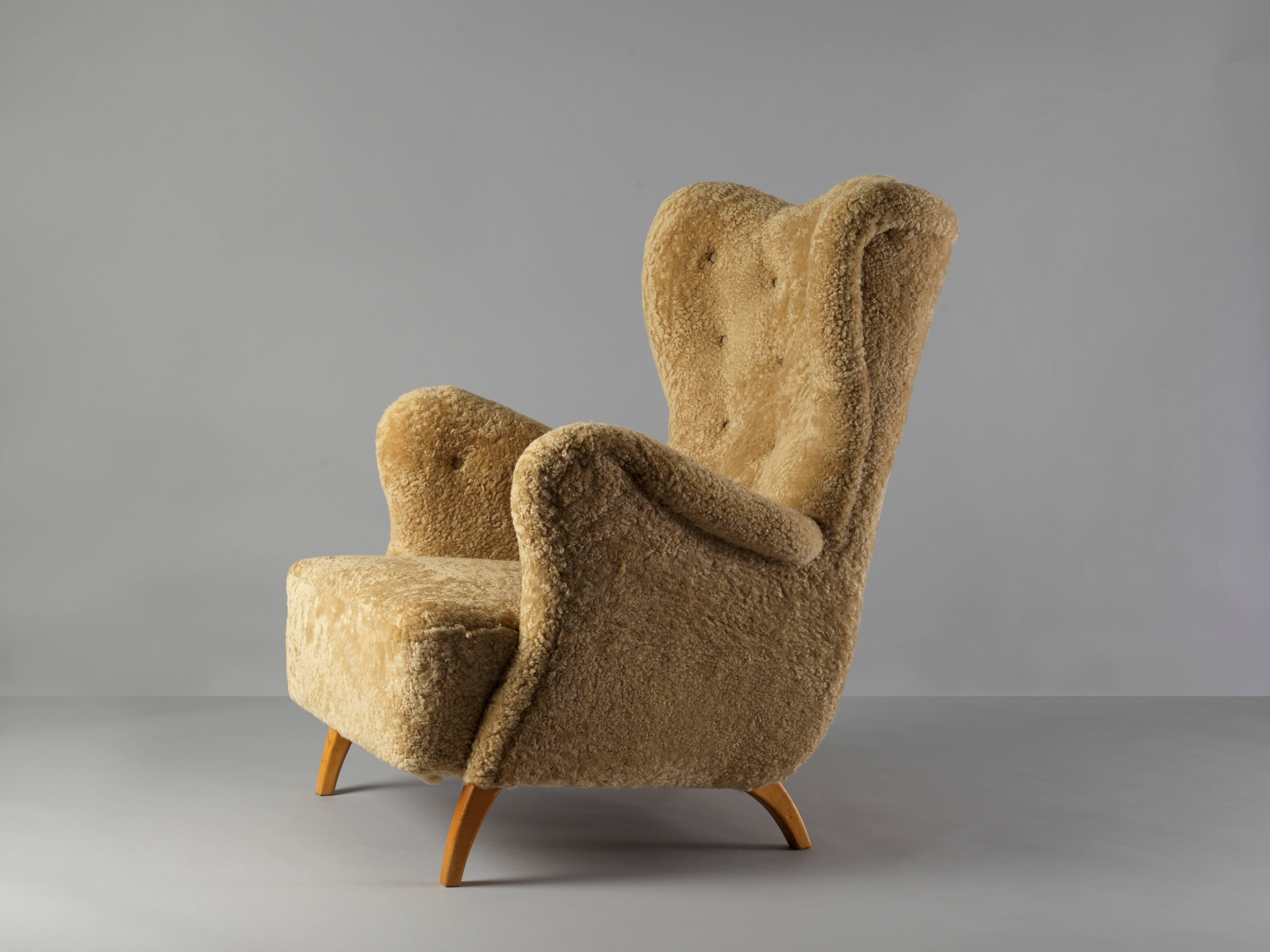 Scandinavian Organic Modernist Lounge Chair, Beige Lambskin, Oak Legs, 1940s In Excellent Condition In High Point, NC