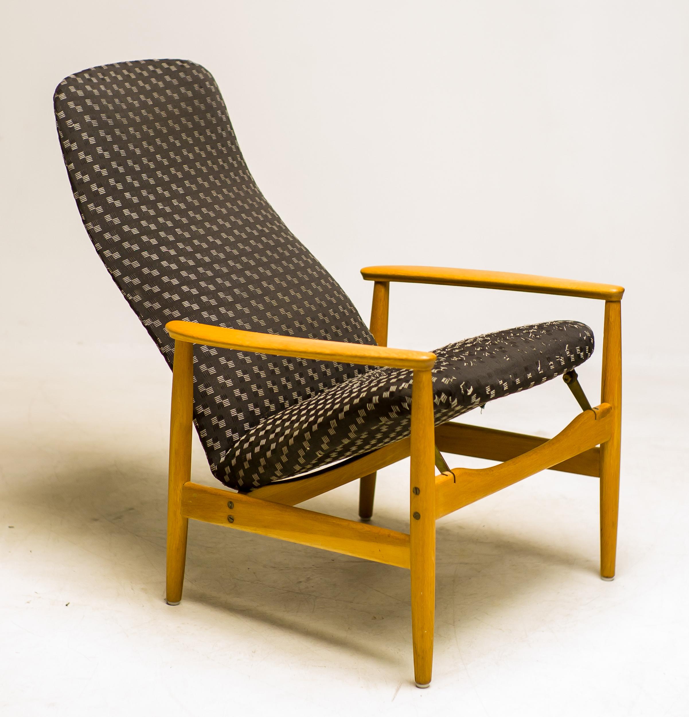 Lounge chair model Contour-Set 327 by Alf Svensson for Ljungs Industrier AB, Sweden.
Adjustable in three different positions, very comfortable! 
Marked with the original label at the bottom of the seat.
Great all original condition. The original