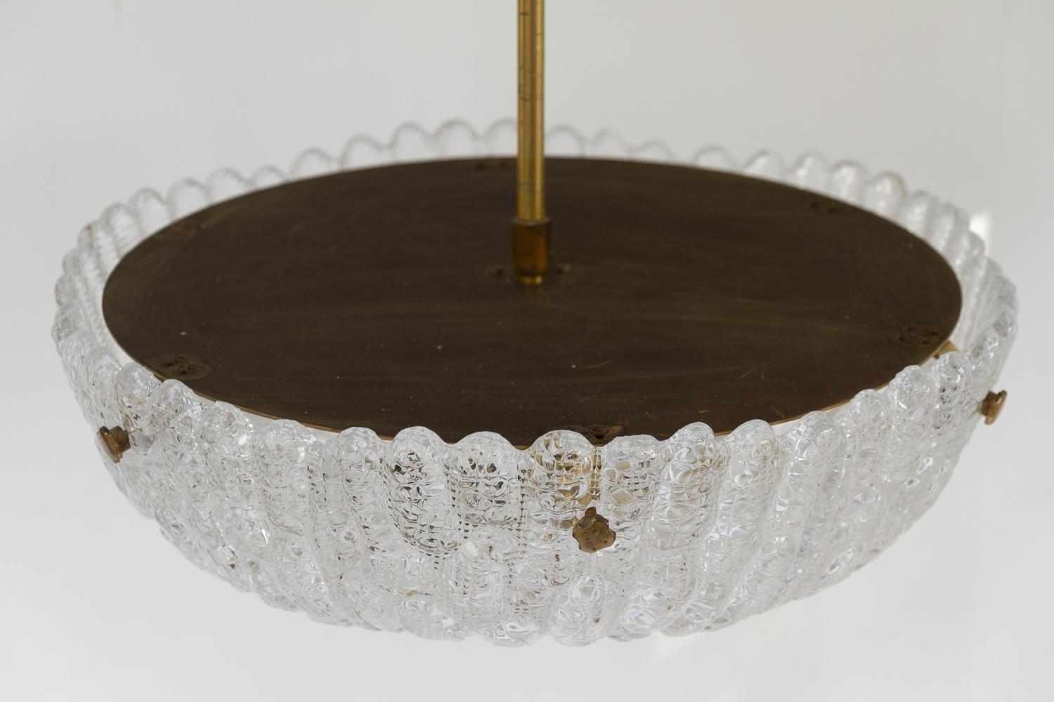 Ottone Lampadario scandinavo in cristallo Orrefors Embassy di Carl Fagerlund, anni '60. in vendita