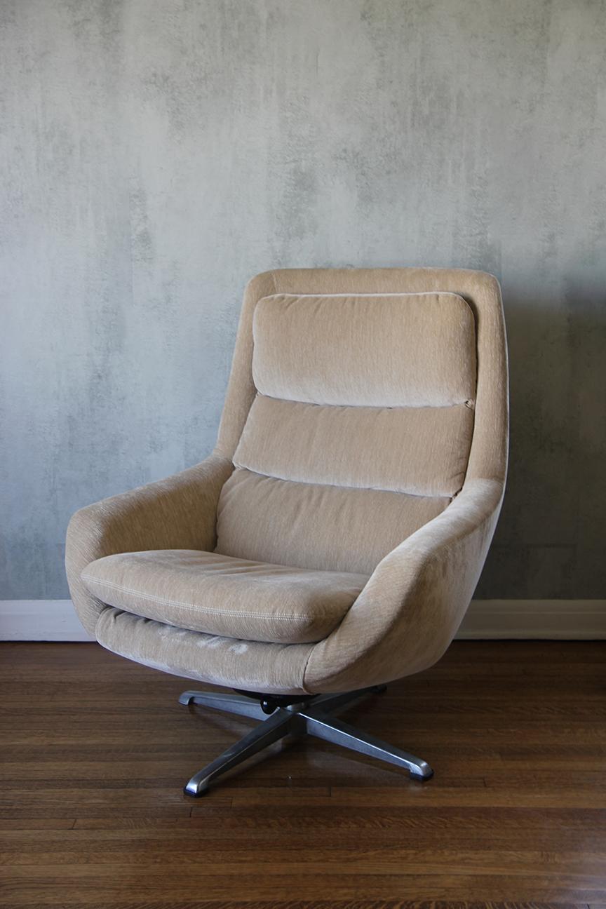 Silla de salón moderna escandinava Orveman con reposapiés - Set Escandinavo moderno en venta