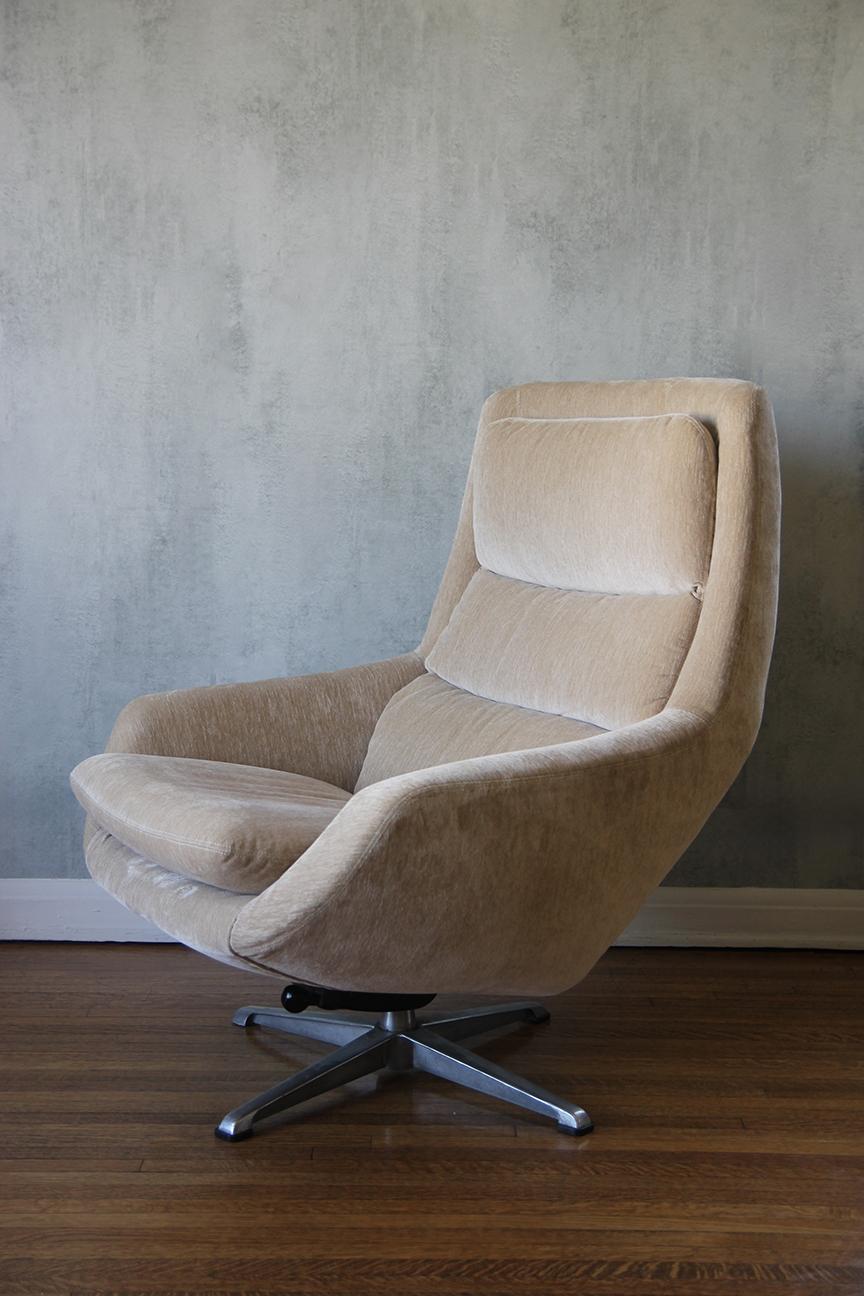 Silla de salón moderna escandinava Orveman con reposapiés - Set en Bueno estado para la venta en Los Angeles, CA