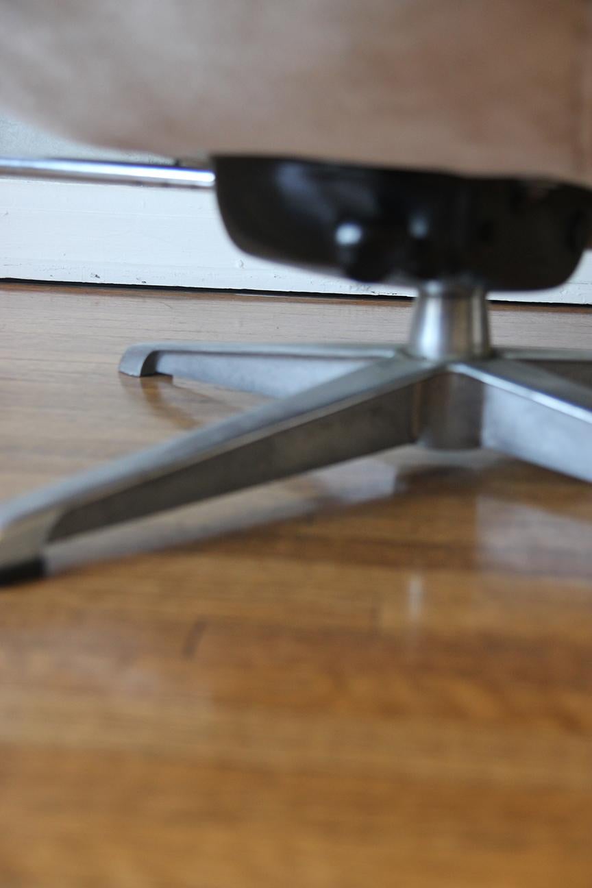 Silla de salón moderna escandinava Orveman con reposapiés - Set Metal en venta