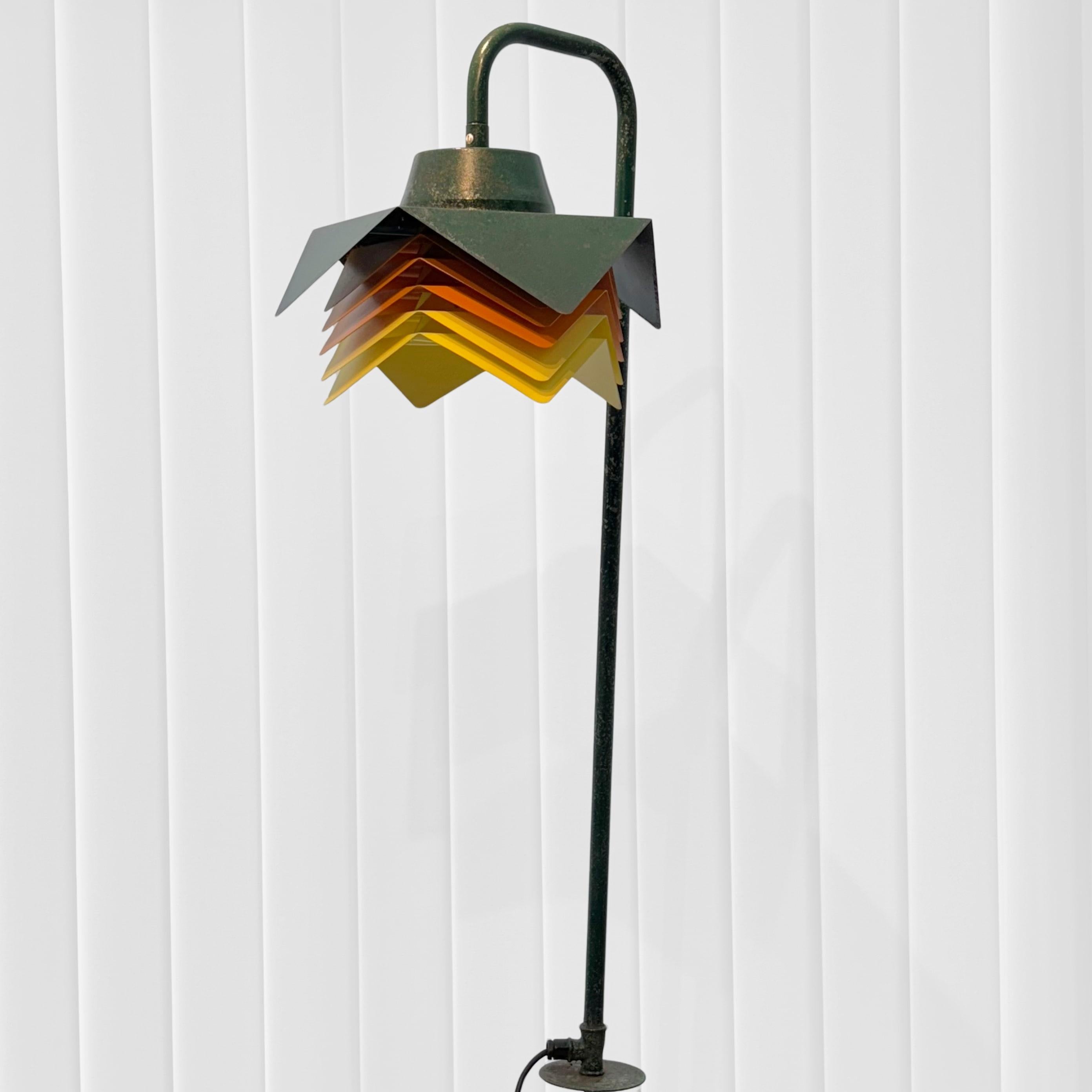 Lampe de jardin moderniste du milieu du siècle, modèle 672, produite par le fabricant danois de luminaires BITO. Cette pièce est un bel exemple de The Modern Design Scandinavian appliqué à un éclairage d'extérieur fonctionnel. La lampe présente un