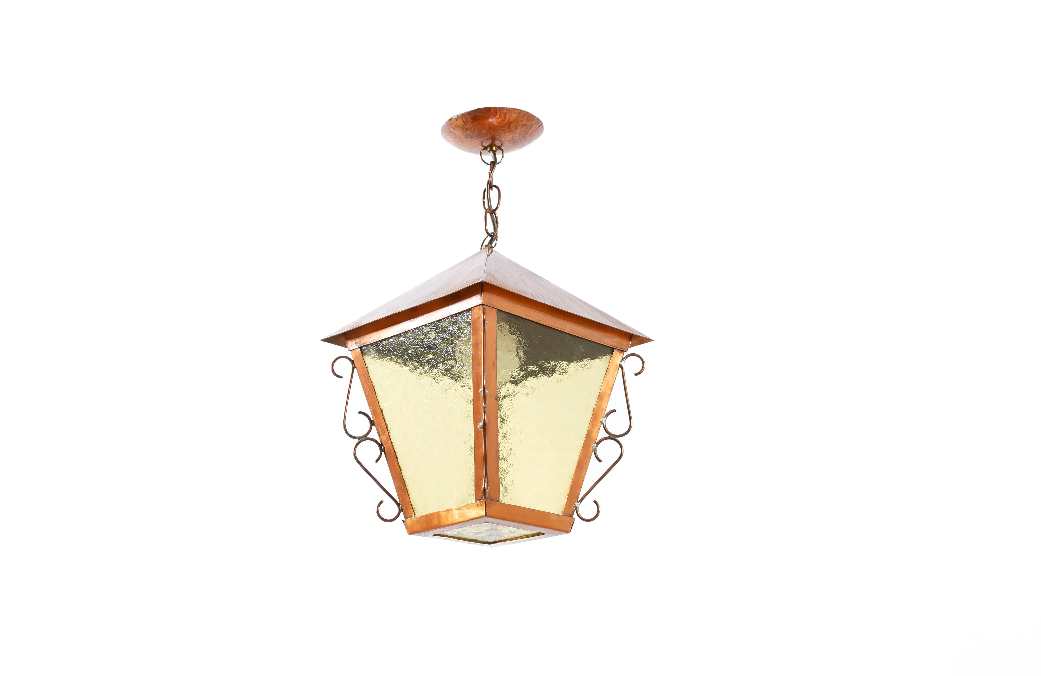 Lampada da soffitto scultorea con paralumi in vetro e struttura in rame. Progettato e realizzato in Norvegia a partire dalla seconda metà degli anni '1970 circa. La lampada è perfettamente funzionante e in buone condizioni vintage. La lampada è