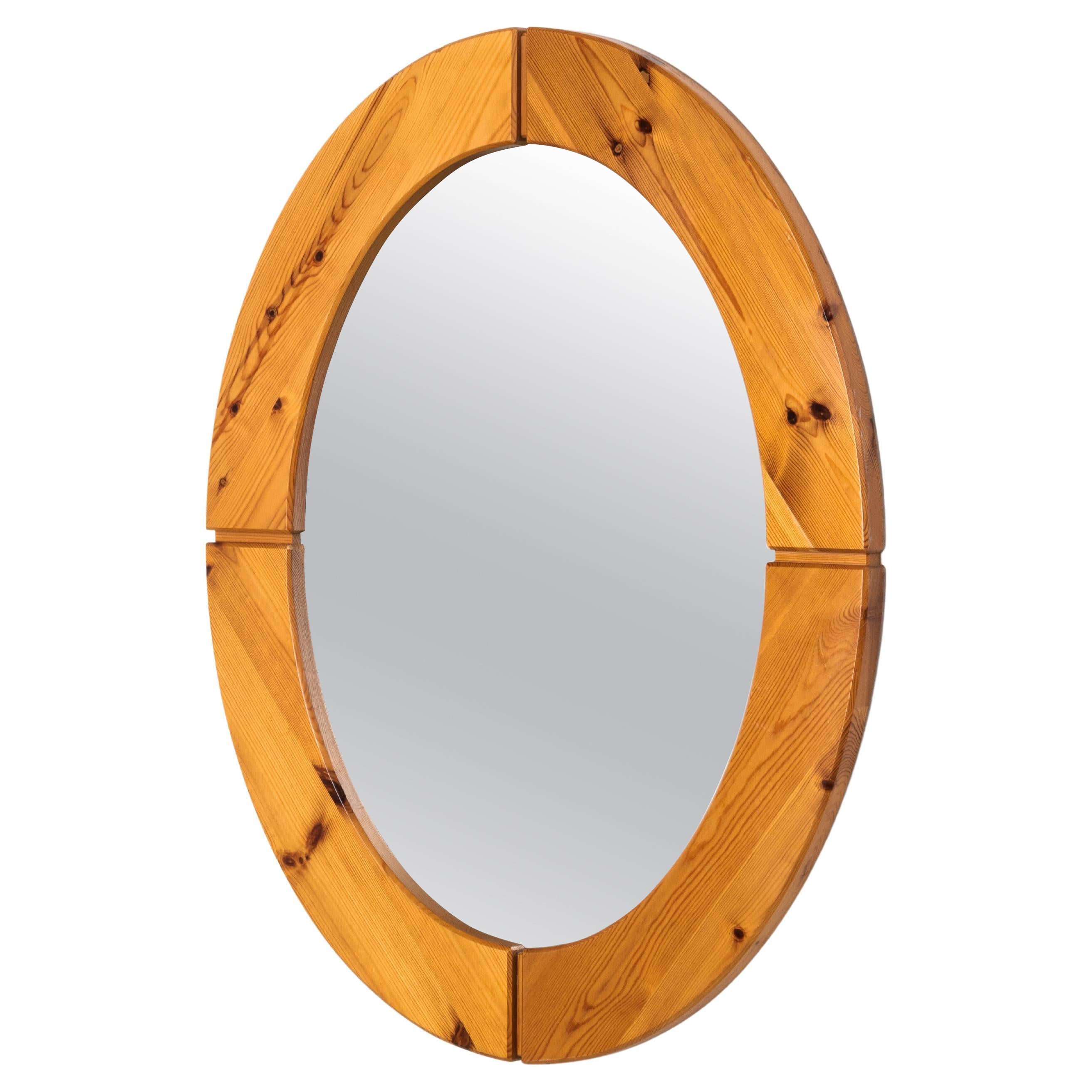 Espejo de pared escandinavo ovalado de pino macizo, años 70 en venta