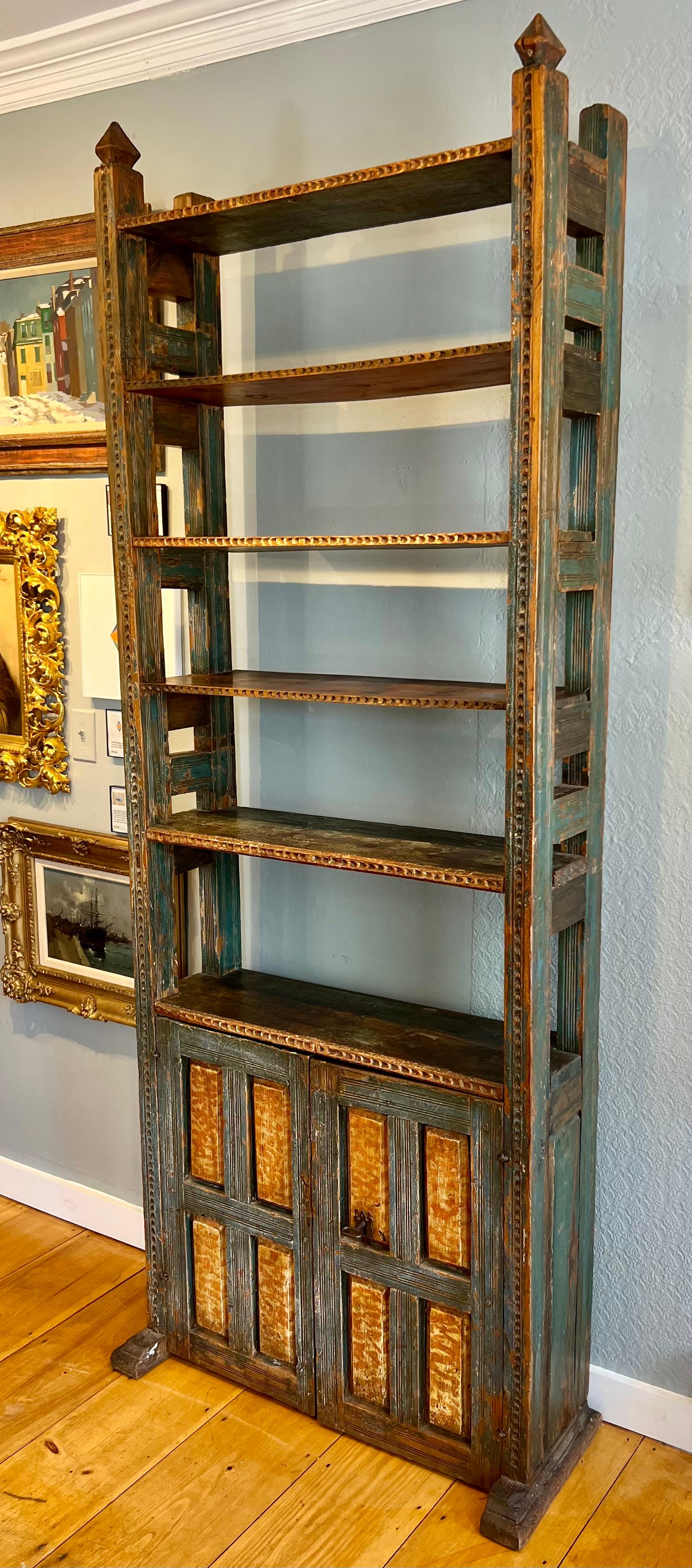 Skandinavisches, lackiertes Bücherregal mit niedrigem Schrank (Holz) im Angebot