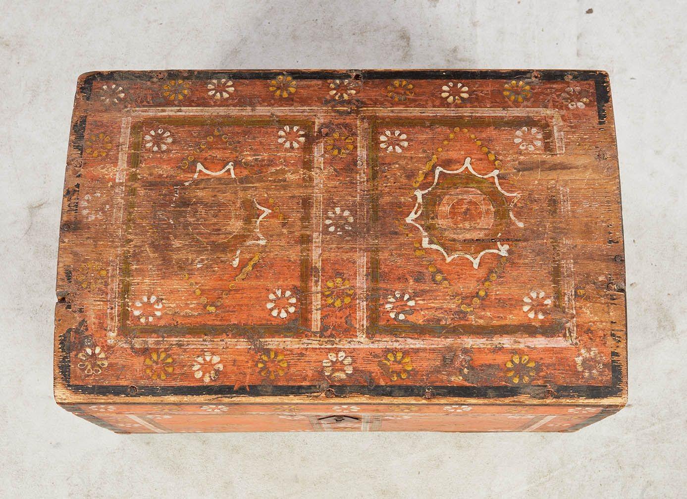 Caja decorada con pintura escandinava en Bastante bueno estado para la venta en Greenwich, CT