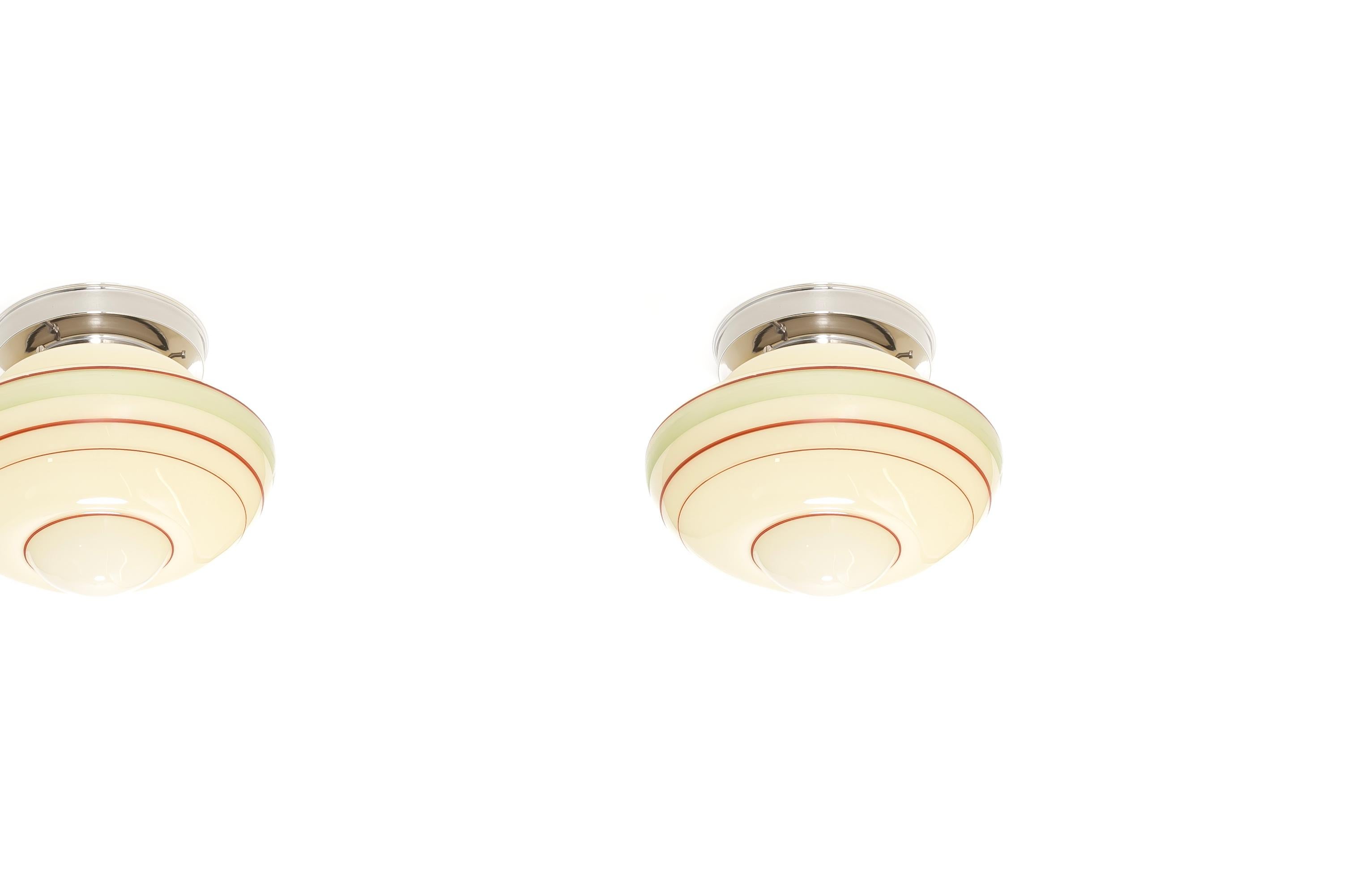 Maravillosas y decorativas lámparas de techo con pantalla de cristal decorado y base en cromo. Diseñado y fabricado en Noruega a partir de la primera mitad de la década de 1950. Perfectamente dimensionadas para entradas, pasillos o aseos, estas