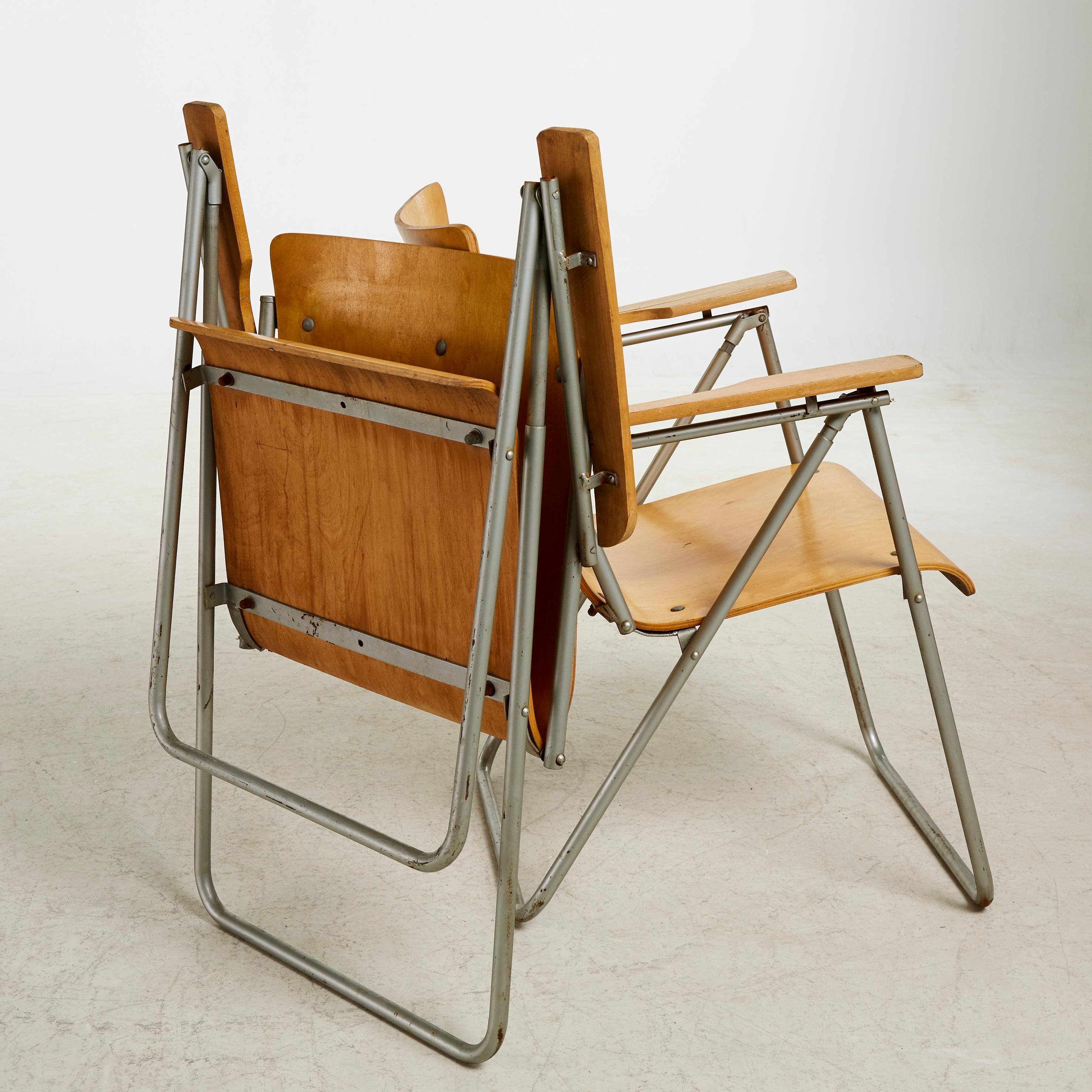 Scandinavian Modern Scandinavian Pair of Folding Chairs in Molded Birch Wood, 1940s For Sale