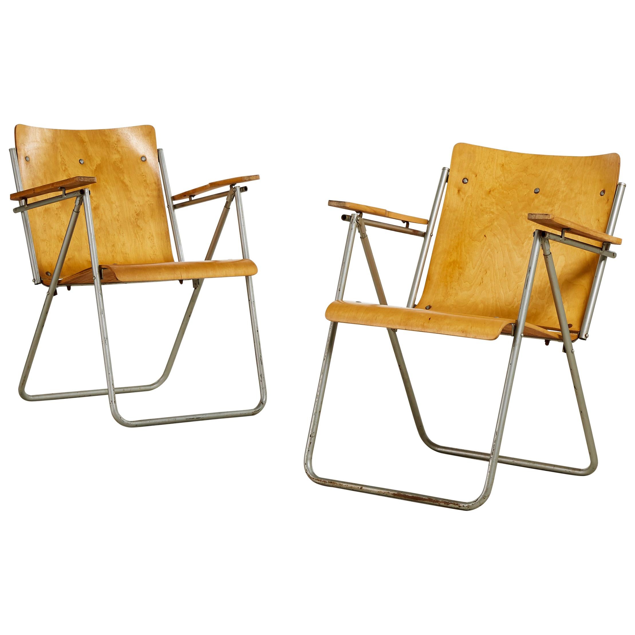 Scandinavian Pair of Folding Chairs in Molded Birch Wood, 1940s For Sale