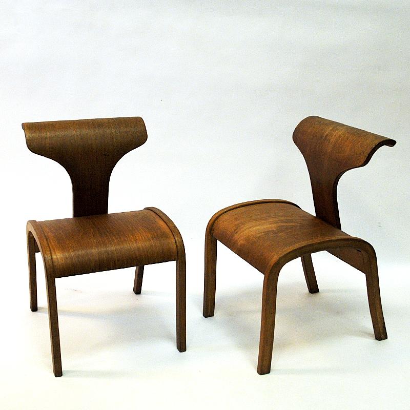 Solid, small and beautiful! A childrens bentwood chair pair from the 1950s Scandinavia. High curved back and wide rounded curved seats. Cool and special design with stabile legs tilting backwards. Great for the nursery or the childrens room or just