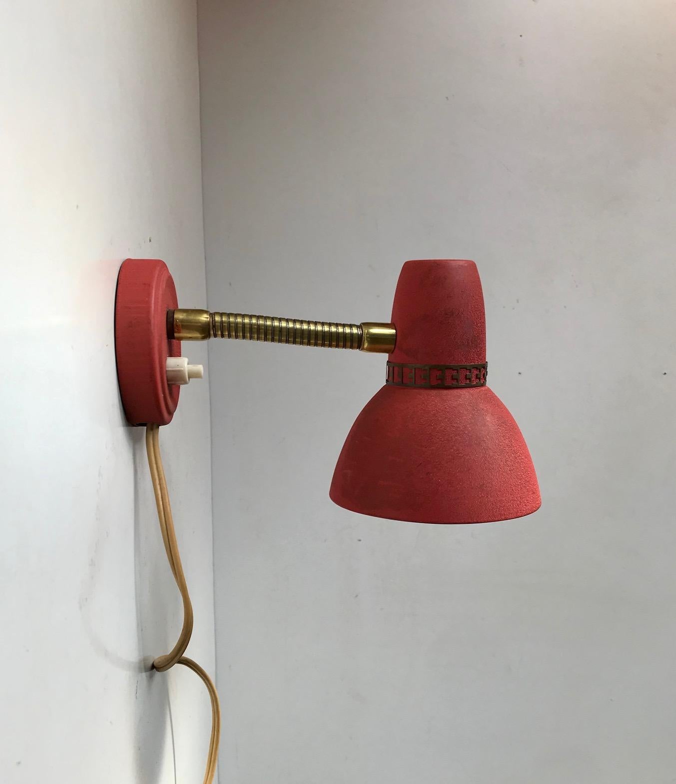 Skandinavische pastellrote skandinavische Wandleuchte aus Messing und Aluminium, 1950er Jahre (Skandinavische Moderne) im Angebot