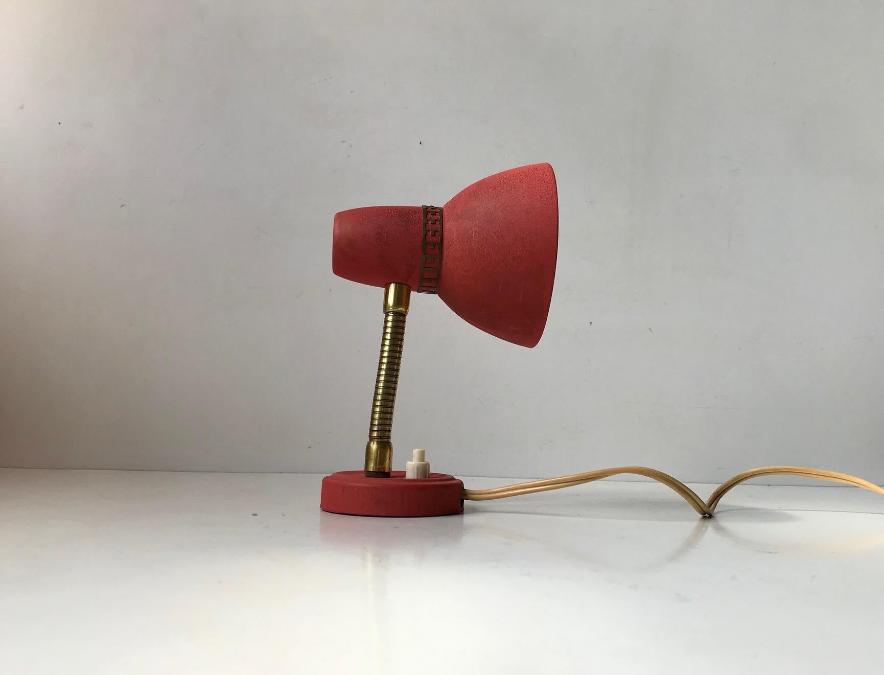Skandinavische pastellrote skandinavische Wandleuchte aus Messing und Aluminium, 1950er Jahre im Zustand „Gut“ im Angebot in Esbjerg, DK