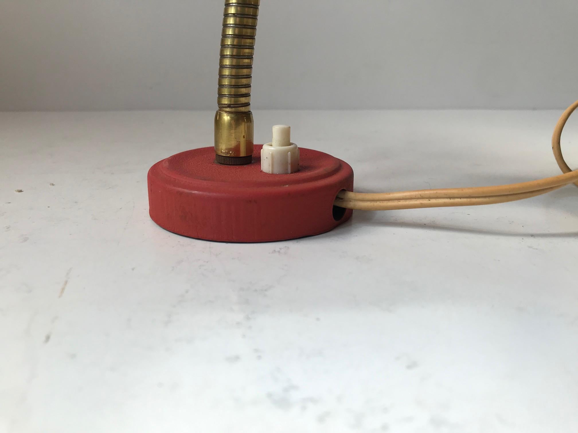 Skandinavische pastellrote skandinavische Wandleuchte aus Messing und Aluminium, 1950er Jahre (Mitte des 20. Jahrhunderts) im Angebot