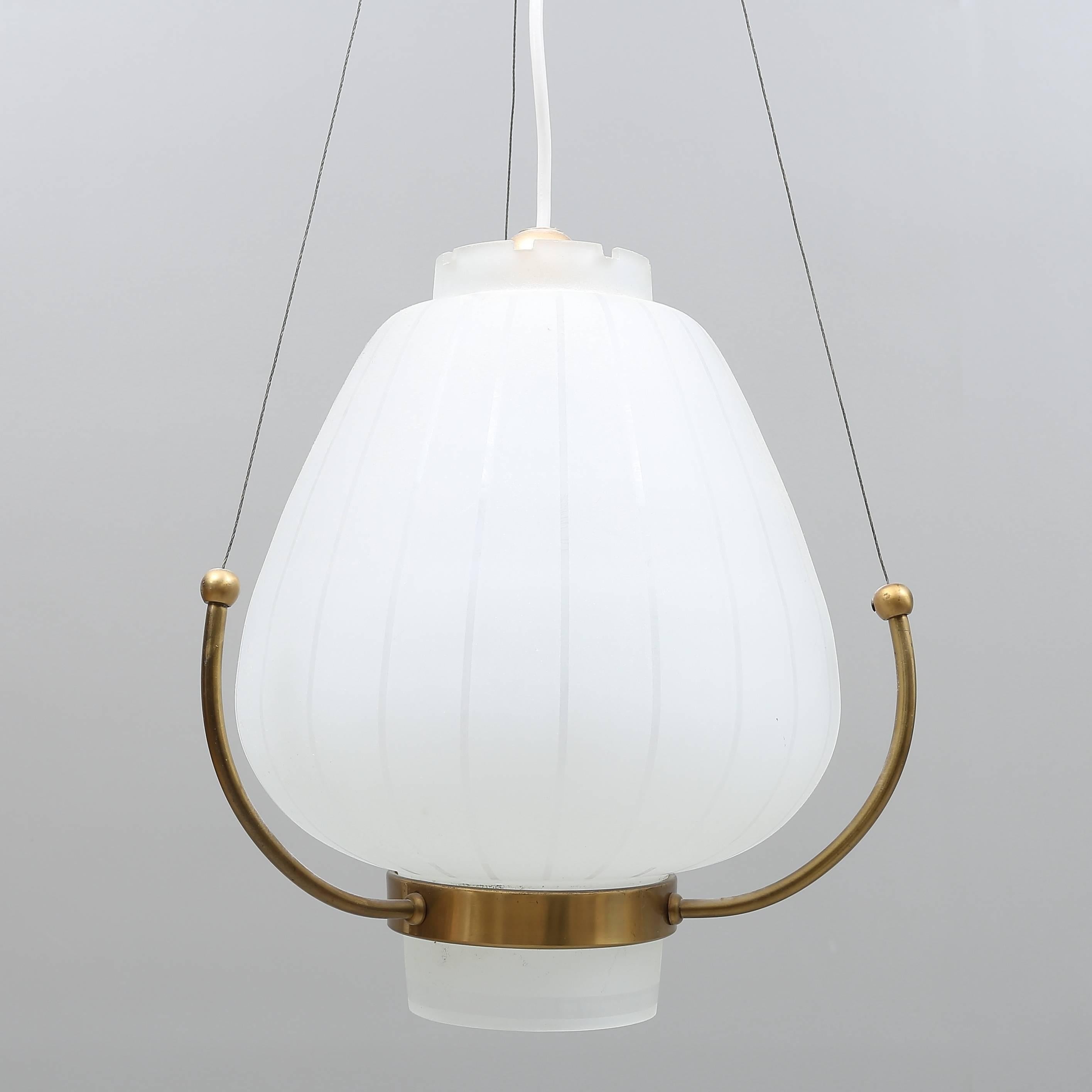 Scandinavian pendant in frosted glass and brass, circa 1940.
Rewiring available upon request.
Measures: glass shade H - 12.5