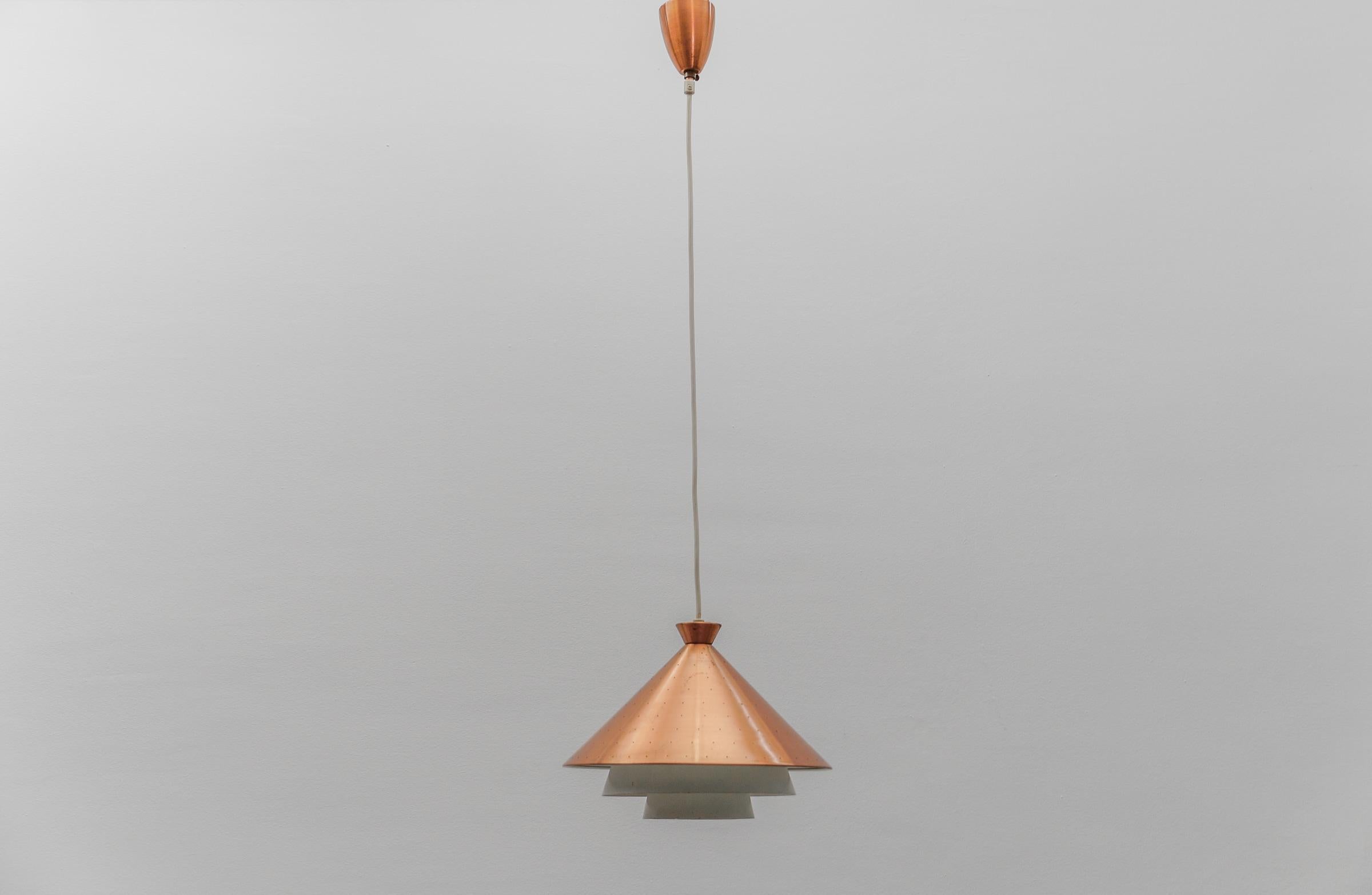 Lámpara de techo escandinava de cobre perforado Moderna de mediados de siglo, años 60 

Totalmente funcional.

La lámpara necesita 1 bombilla de rosca Edison E27 / E26, está cableada, en buen estado y funciona con 110 / 230 voltios.

Las bombillas