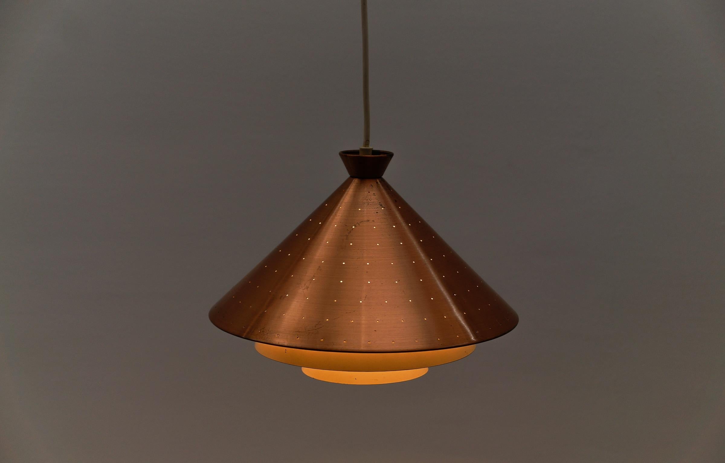 Lámpara de techo escandinava de cobre perforado Moderna de mediados de siglo, años 60 Metal en venta
