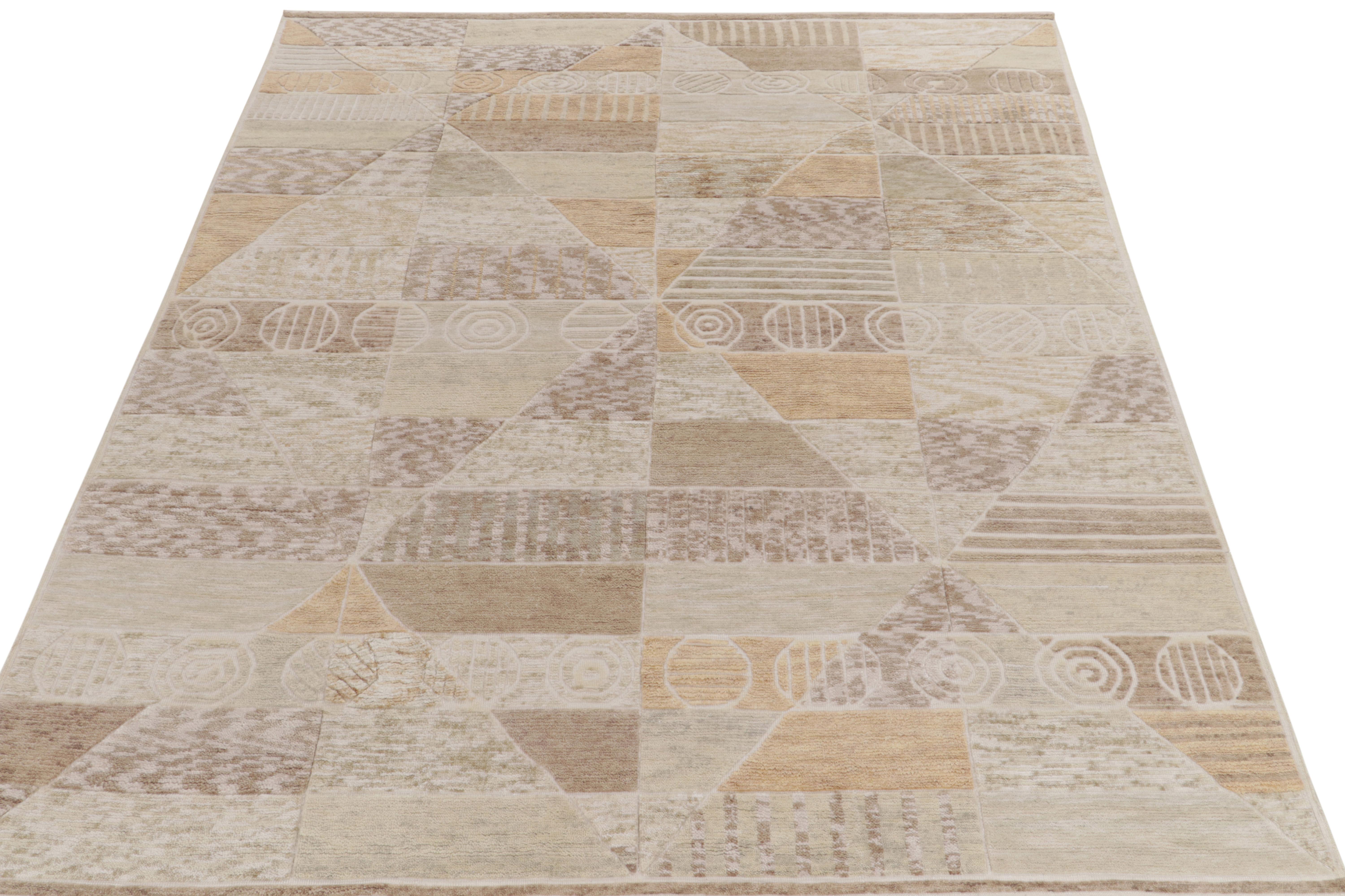 Eine 8x10 handgewebte Vorstellung aus der preisgekrönten skandinavischen Auswahl von Rug & Kilim. Der Teppich im schwedischen Stil besticht durch ein raffiniertes geometrisches Muster in einem glänzenden Beige, Grau und Weiß, das den gesunden Flor