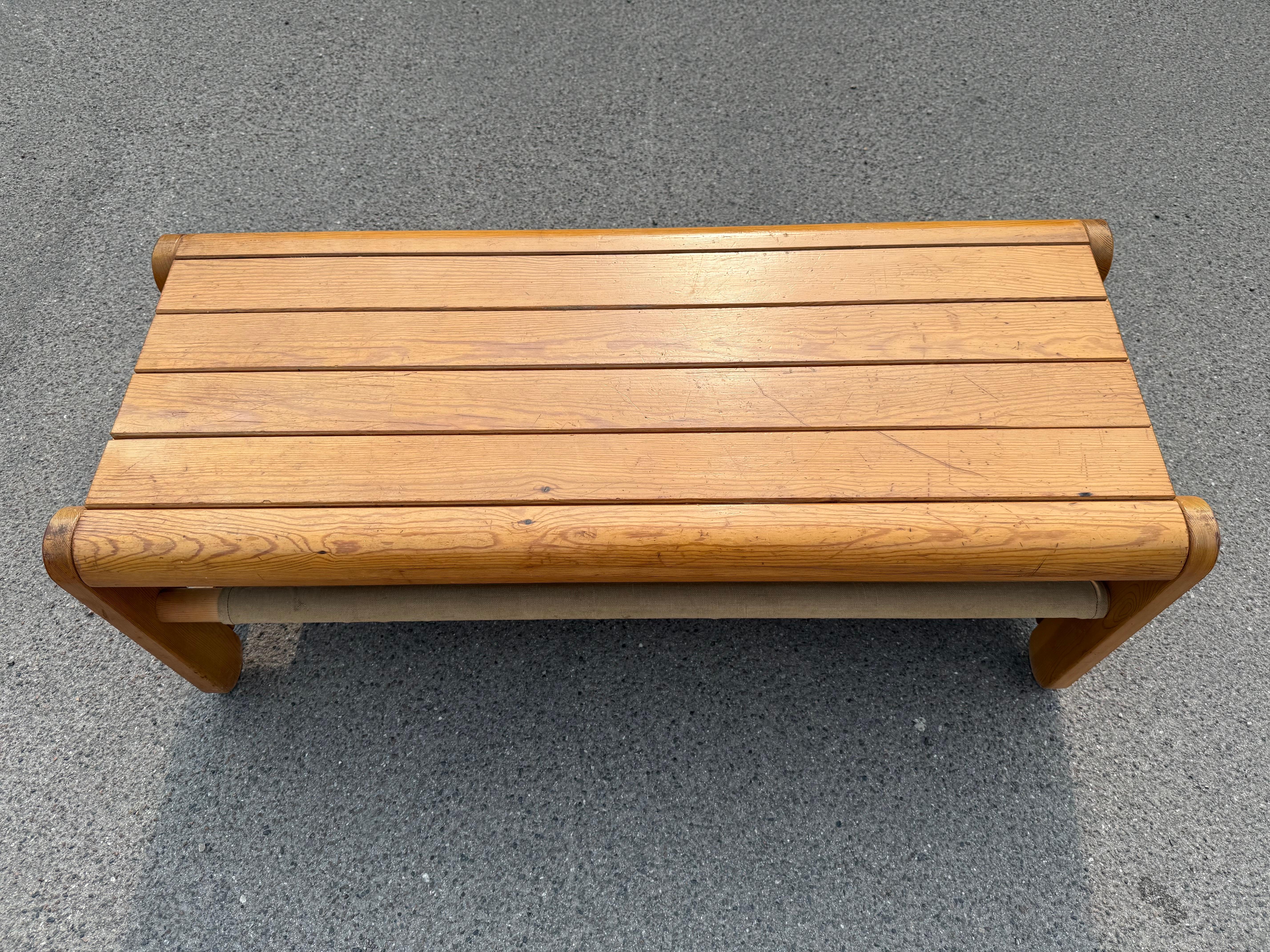 Scandinavian Pine Bench with Canvas Storage, 1970s
A practical yet elegant Scandinavian bench in solid pine, crafted in the 1970s. The clean lines and warm tone highlight its timeless design. Beneath the slatted seat, a canvas sling offers smart,