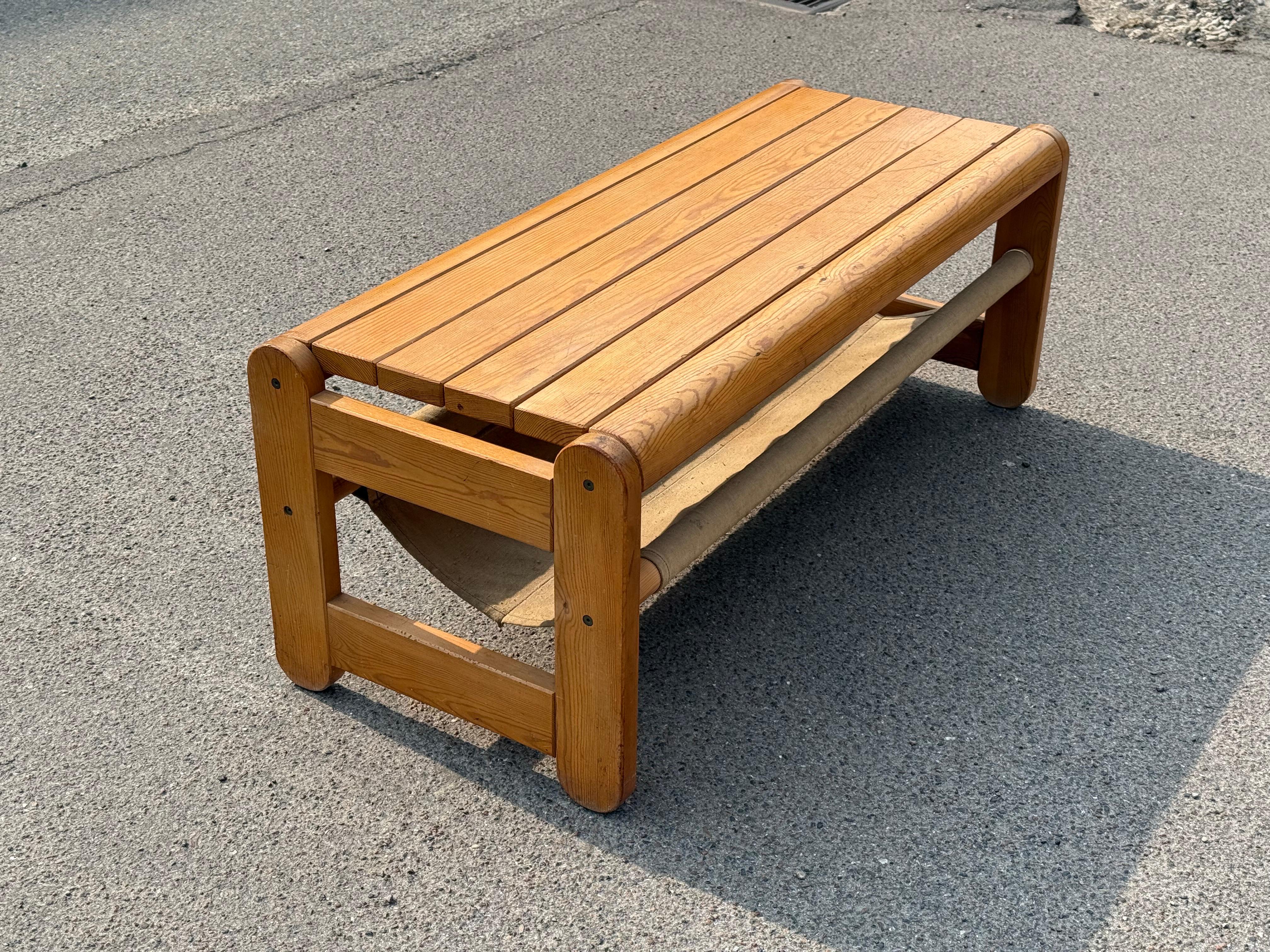 Scandinavian Pine bench with canvas storage underneath from the 1970´s Moderno de mediados de siglo en venta
