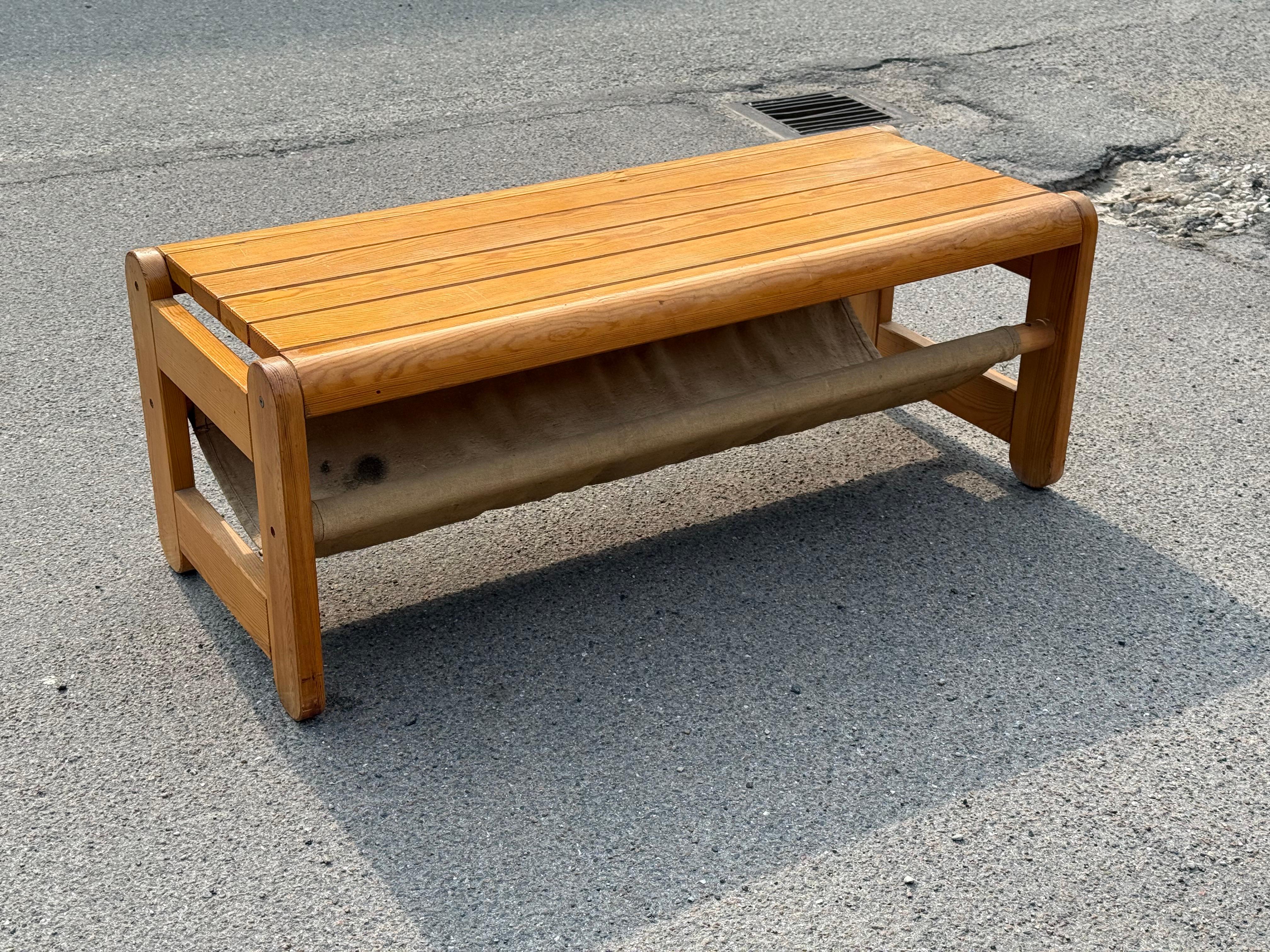 Scandinavian Pine bench with canvas storage underneath from the 1970´s Danés en venta