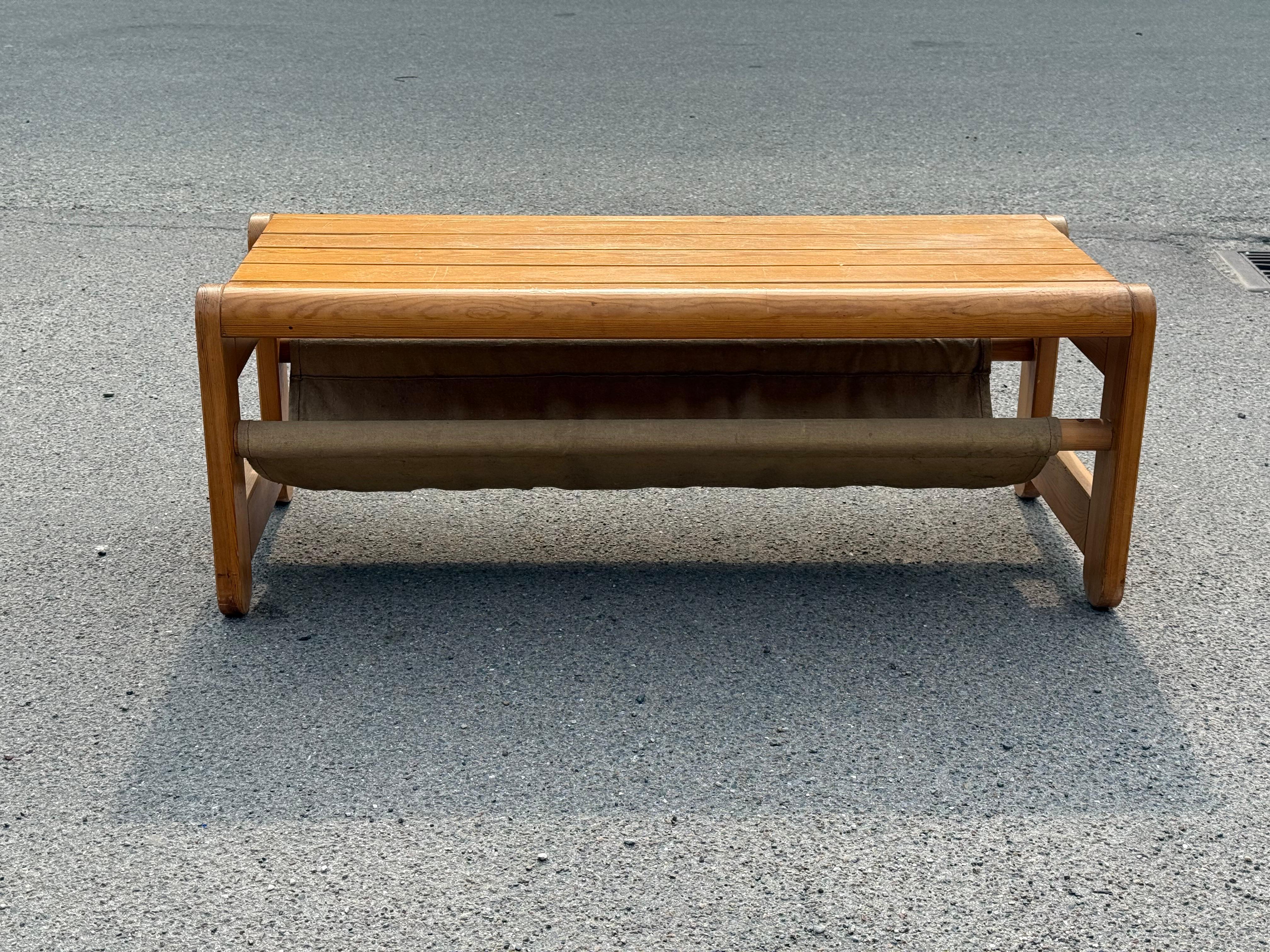 Scandinavian Pine bench with canvas storage underneath from the 1970´s en Bueno estado para la venta en Copenhagen, DK