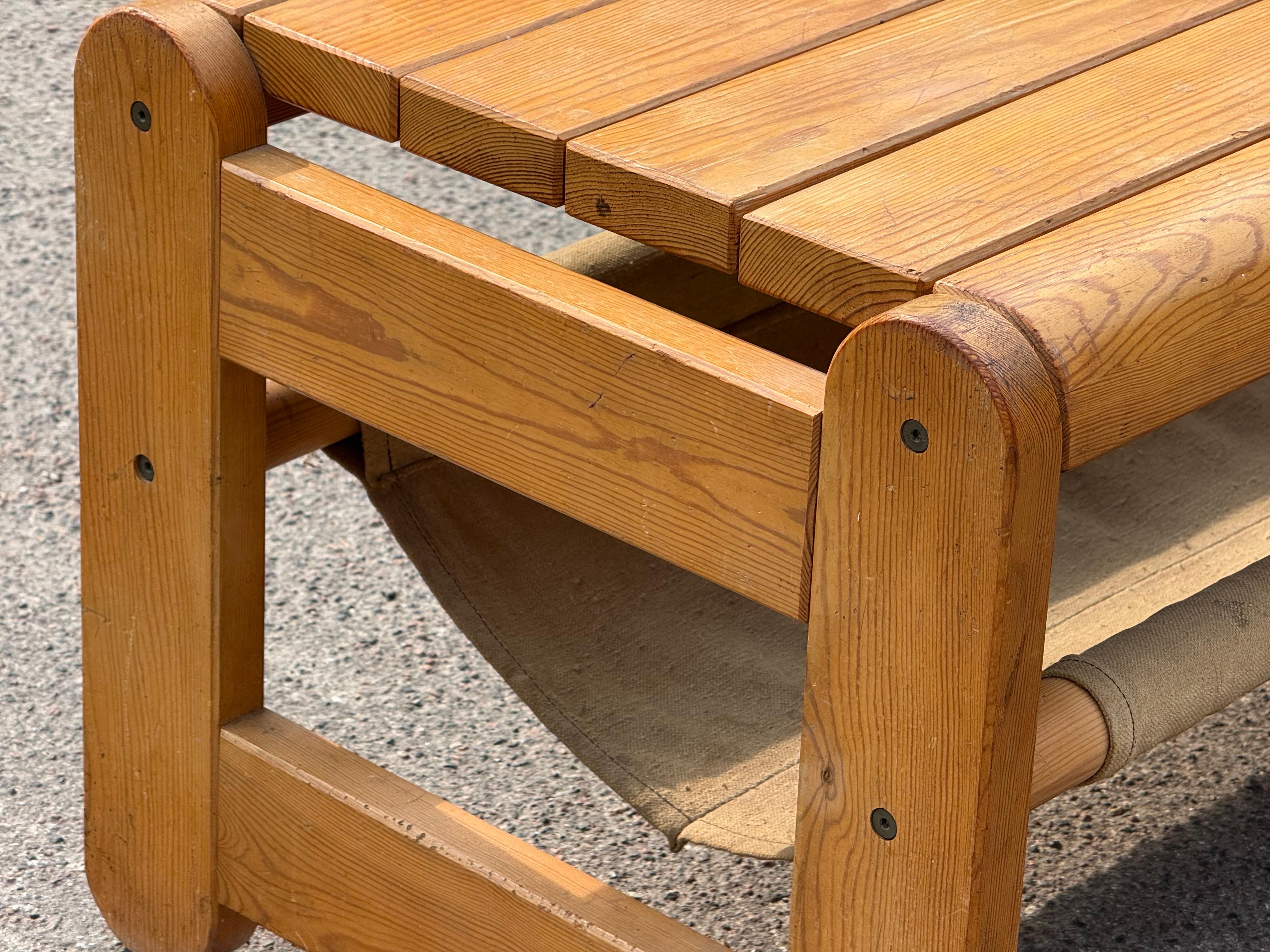 Scandinavian Pine bench with canvas storage underneath from the 1970´s finales del siglo XX en venta