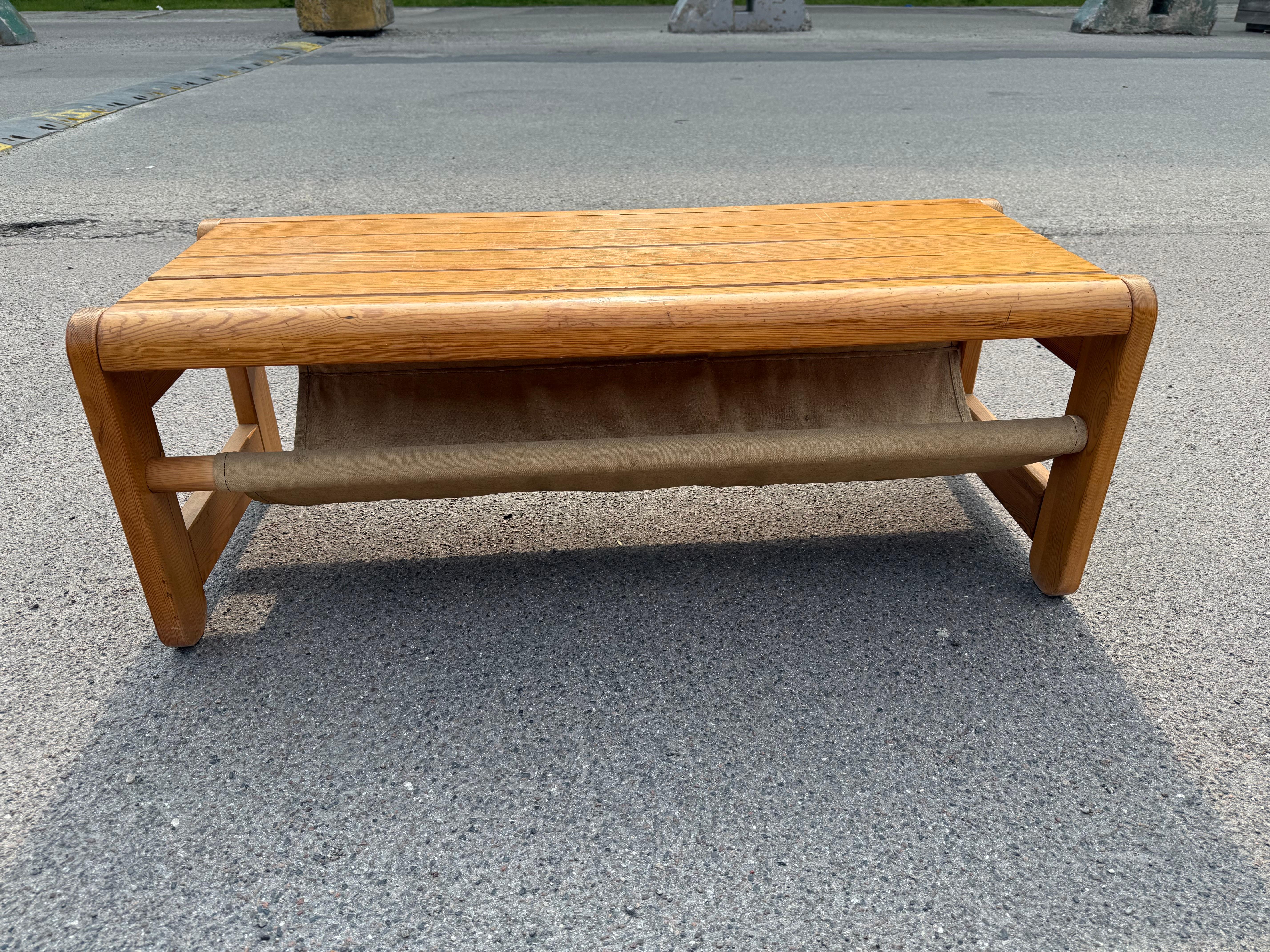 Scandinavian Pine bench with canvas storage underneath from the 1970´s Pino en venta