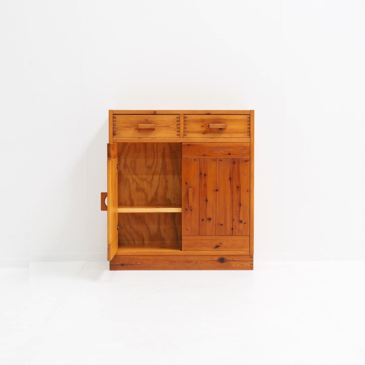 Scandinavian Pine Cabinet in the Style of Charlotte Perriand In Good Condition For Sale In Beerse, VAN