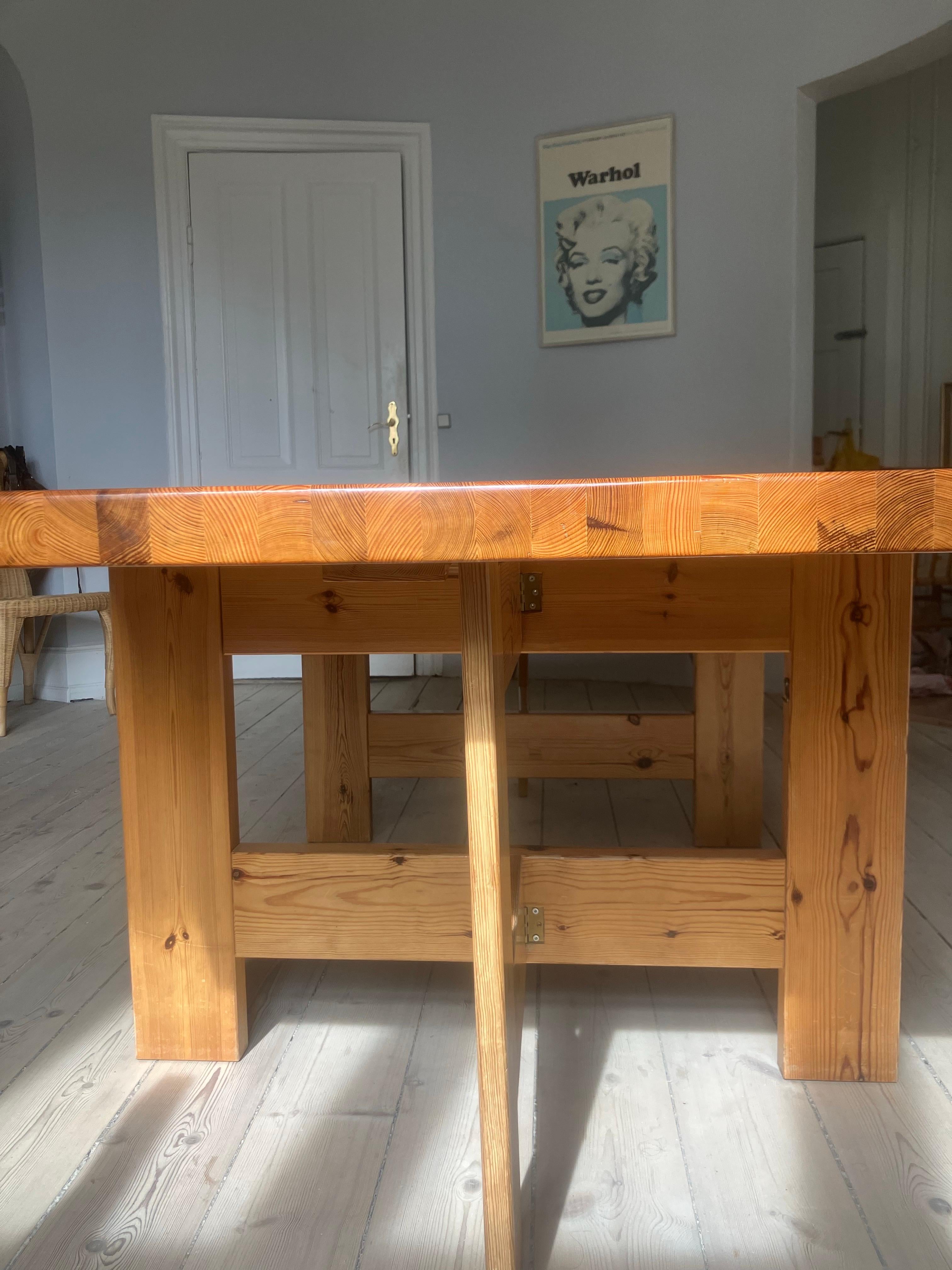 Scandinavian pine dining room set with 6 t-chairs with Buffalo leather seats In Good Condition In Copenhagen, DK