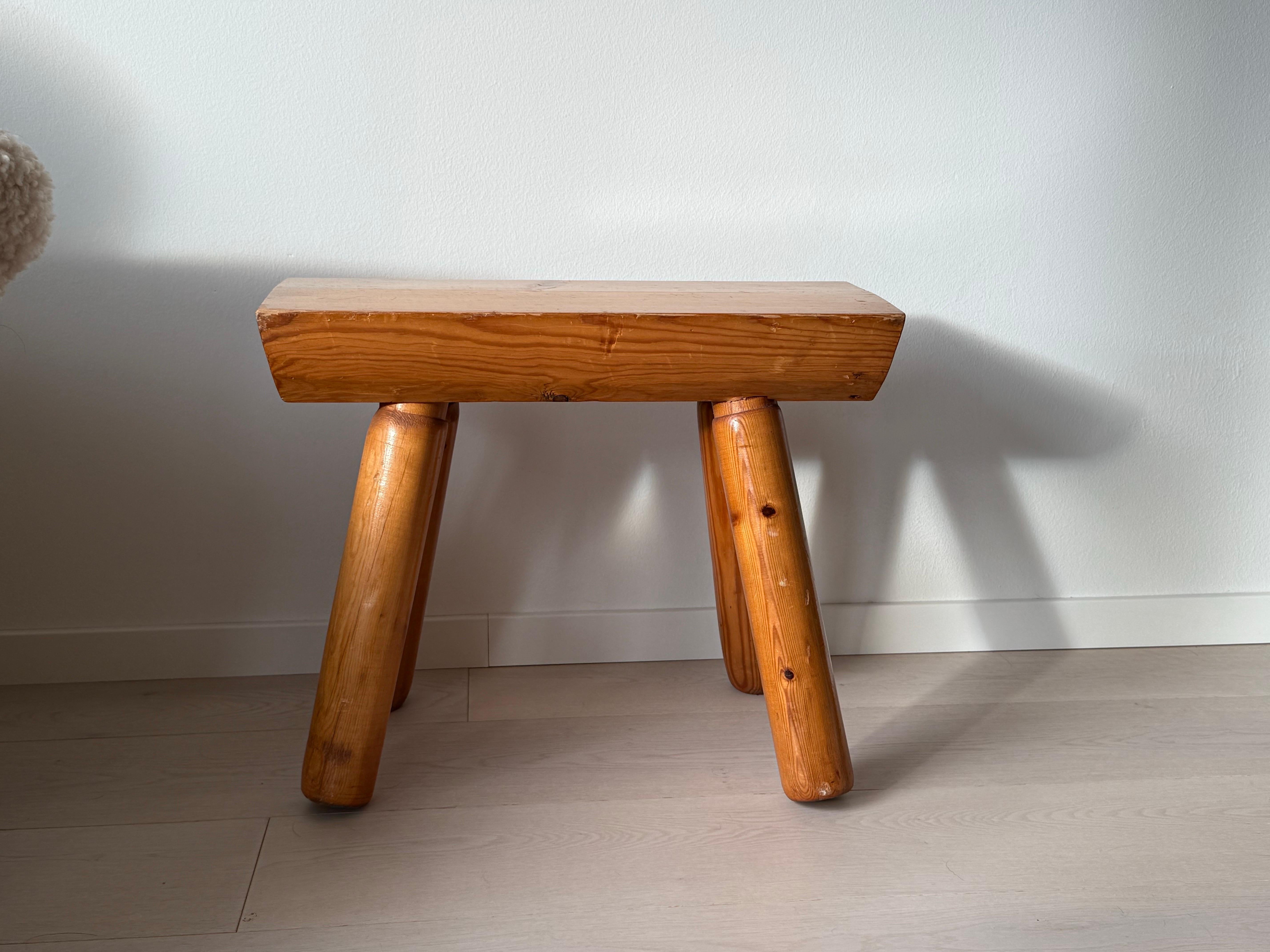 Hocker aus skandinavischer Kiefer, 1970er Jahre (Norwegisch) im Angebot