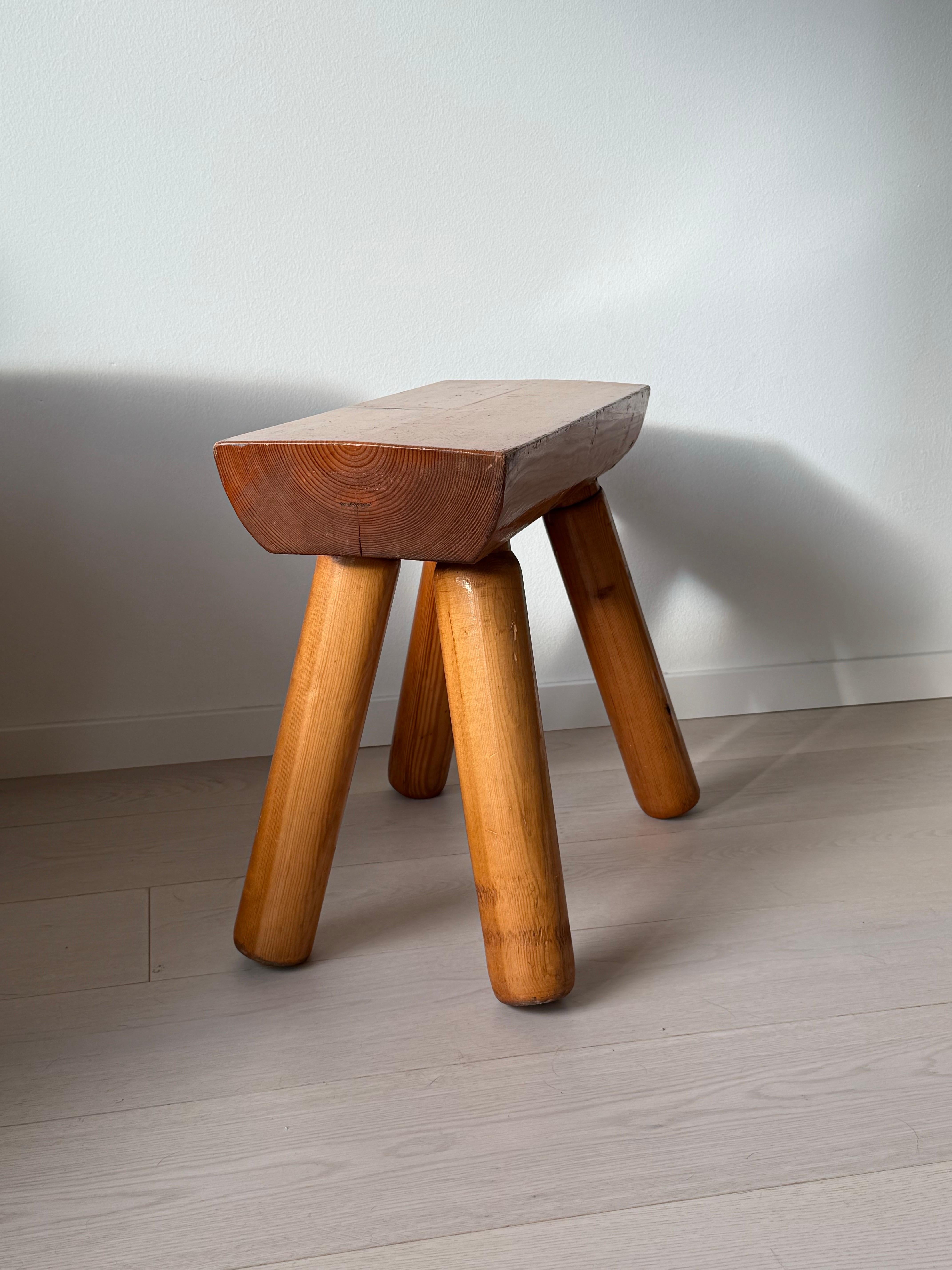 Hocker aus skandinavischer Kiefer, 1970er Jahre (Geschnitzt) im Angebot