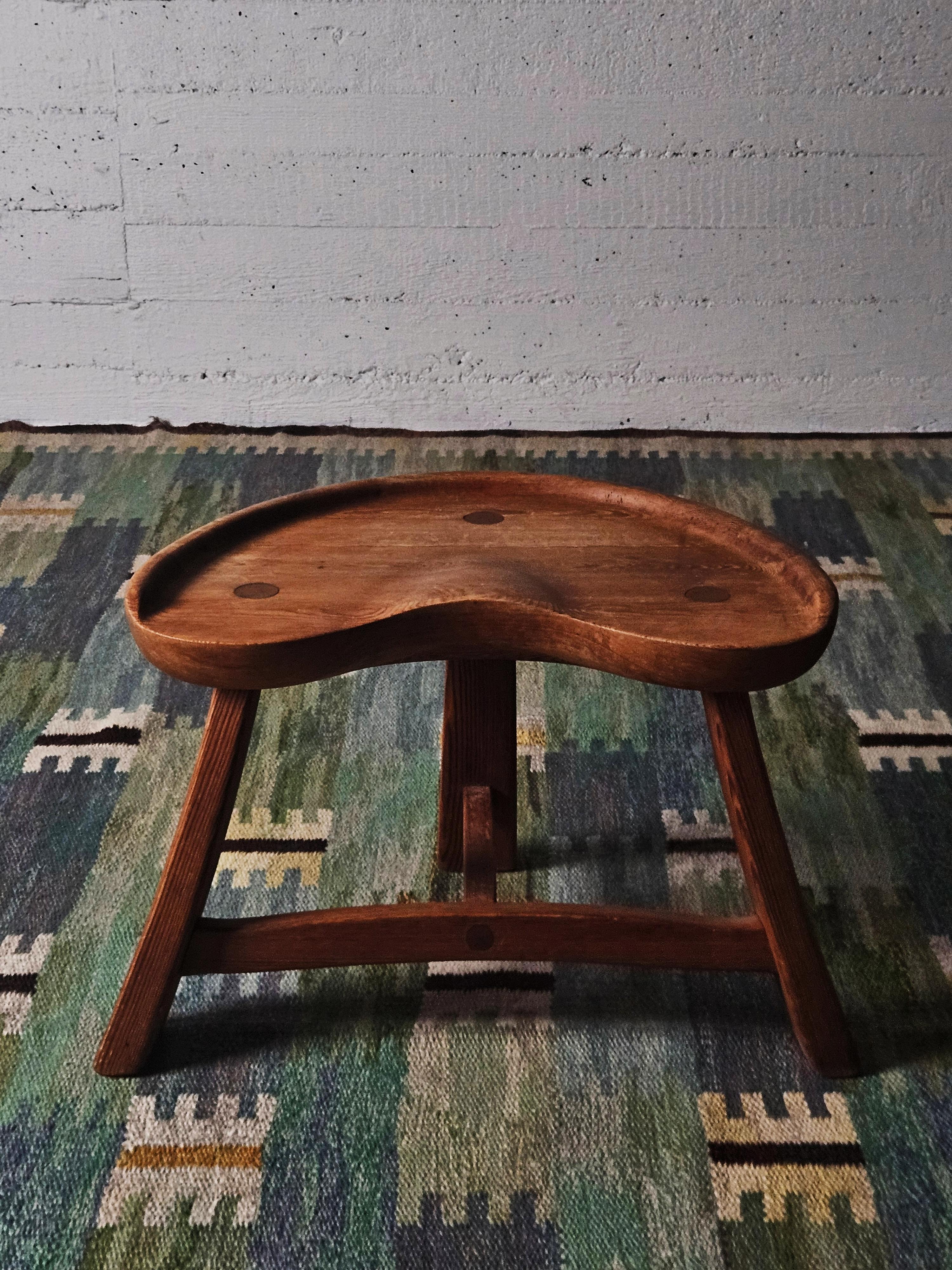 Great pine stool '522' produced by Krogenæs Møbler, Norway, during the 1960s.


Made in the most beautiful pine. Three-legged with a sculpted seat. Lovely craftsmanship. 