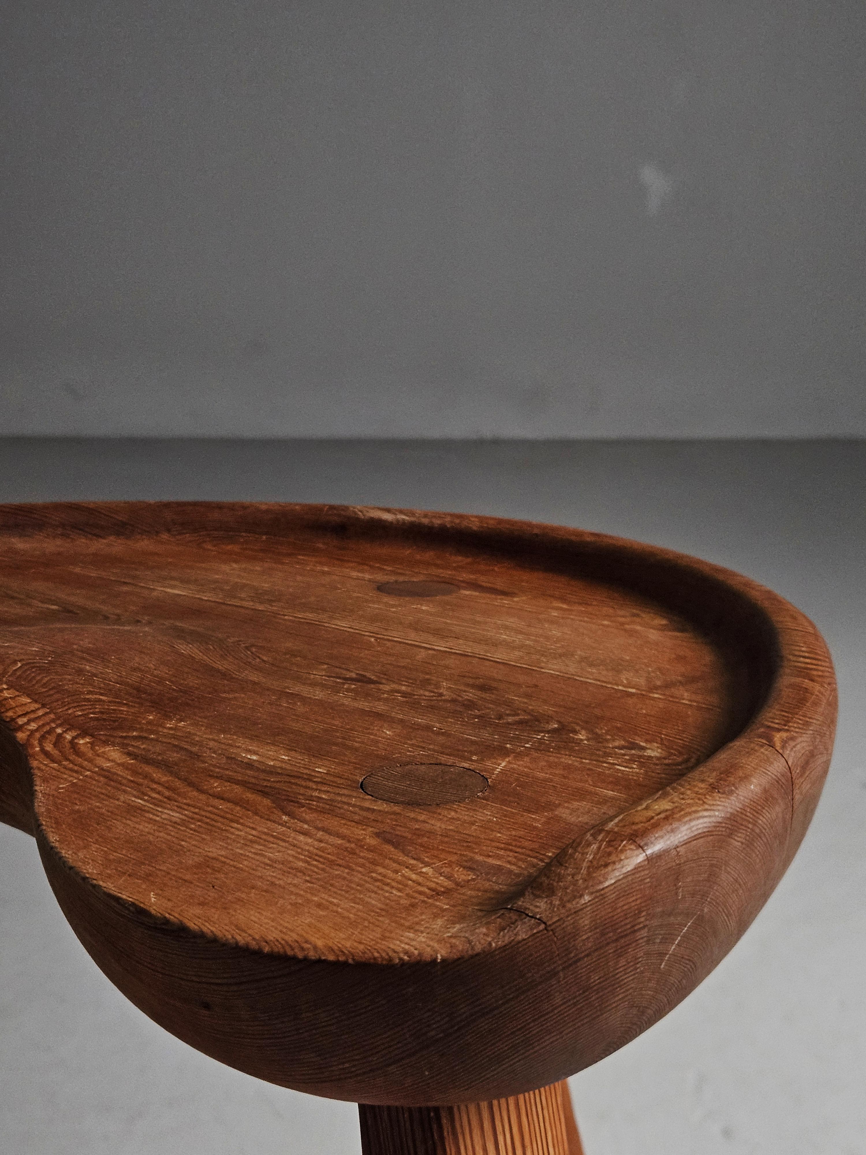 Scandinavian pine stool by Krogenæs Møbler, Norway, 1960s In Good Condition In Eskilstuna, SE