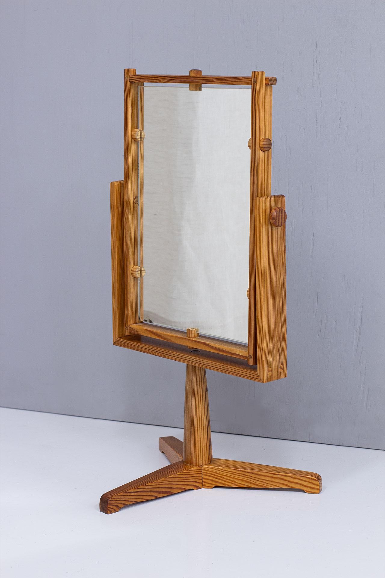 Miroir de table fabriqué en Suède dans les années 1960.  Fabriqué en pin massif avec une menuiserie et des détails élégants dans la réalisation. Dos du meuble-lavabo recouvert à l'origine d'un placage de bois.
