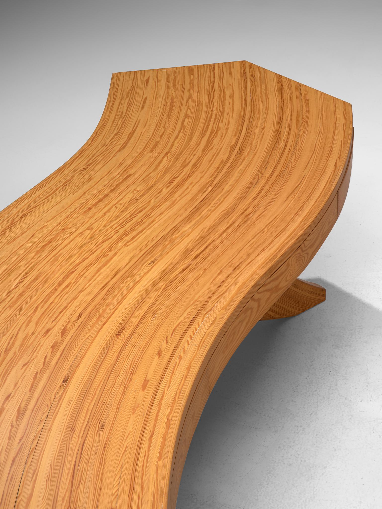 Scandinavian Pine Table with Curved Table Top In Good Condition In Waalwijk, NL